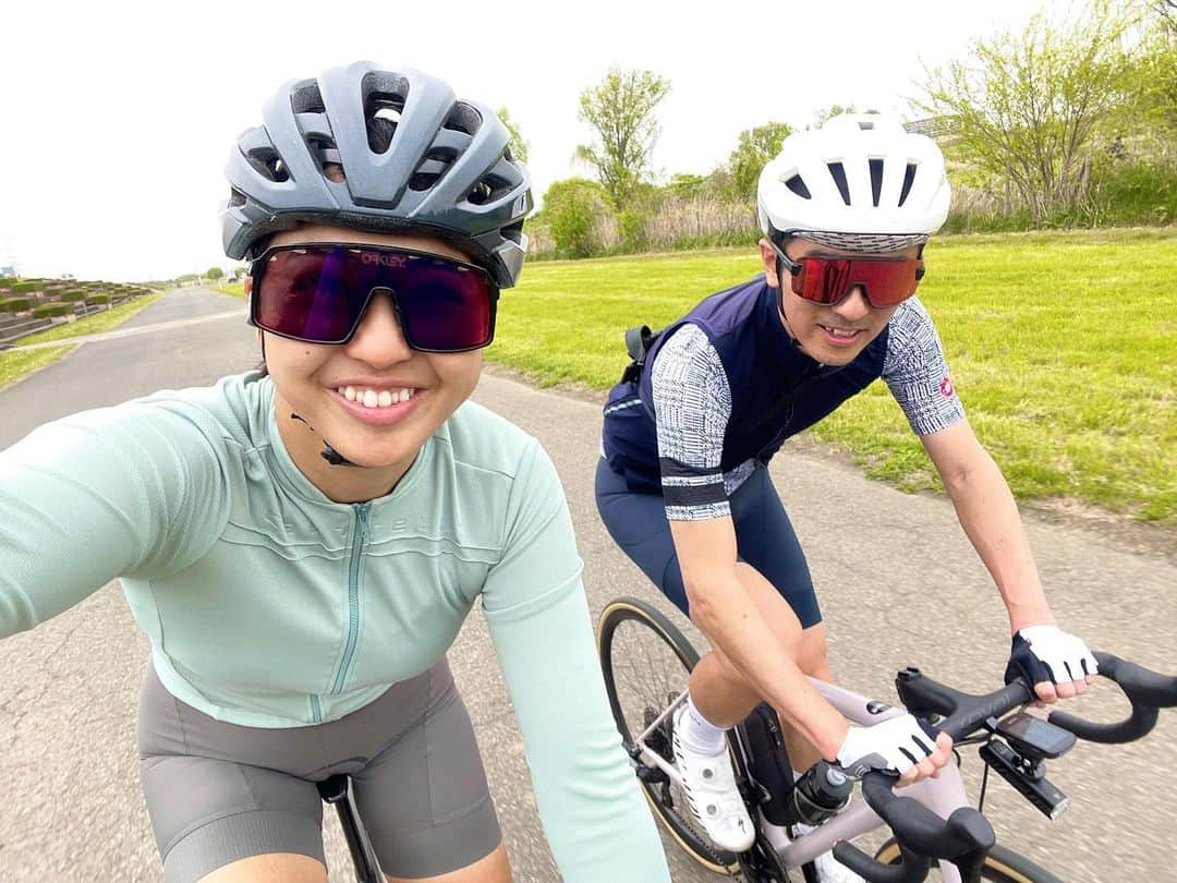 平良エレアさんのインスタグラム写真 - (平良エレアInstagram)「今日はオハギさんと荒川110km🚴‍♀️🚴‍♂️  ふじみ野のカフェに向かって9時に入店☕️🥞 朝ごはん食べて話してたら2時間も滞在しちゃって、、笑 帰りは風強くなって6mの向い風🌬  ラスト20kmが今日は辛かった😂！ 久々にTSS 280出た！！笑  日曜ヒルクライムあるのにリカバリー間に合わない😂 まあいいか！！！笑  そして今日は初卸のカステリジャージ🌿 @castelli_japan  ミントグリーンの薄手の長袖！ かなり素材も柔らかくて薄いから夏場の日焼け予防にも 着れる1着だよ💡このシリーズ色味がめっちゃ可愛い💙  それに今シーズンからサソリマーク🦂 が小さくなってるよ👀✨ 文字ロゴのウェアも増えてきてるし可愛いのたくさん😍！  #ロードバイク女子 #カフェライド #ロードバイク好き #cycling #cyclistlife #cyclinglife #cyclist #cyclinglifestyle #roadbikegirl #instacycle #instacycling  #LivCOMMITTED #わたしとLiv #LivJP」4月14日 15時56分 - erea0301