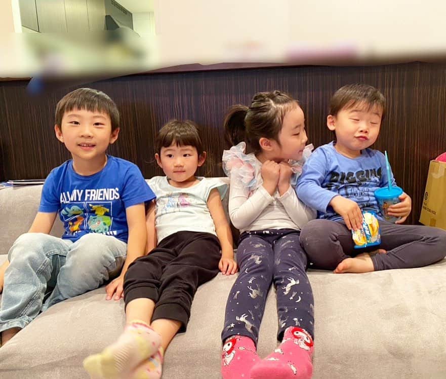 田中雅美さんのインスタグラム写真 - (田中雅美Instagram)「息子よ。  なぜに。 その顔。  🤣笑笑  ・ ・ #おもろい3歳児 #変顔 #最高 #なんでやねん」4月14日 15時56分 - tanakamasami_official