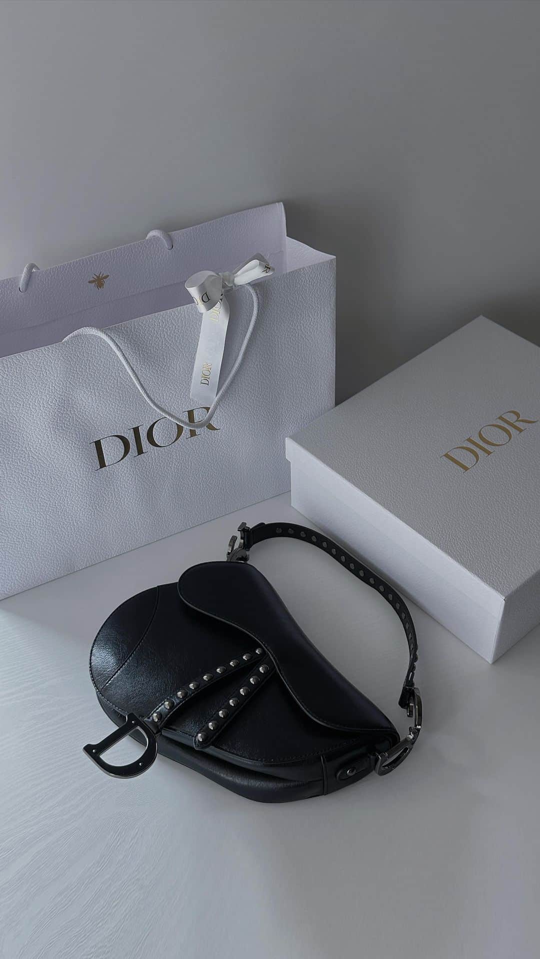 林咖安（Lyla）のインスタグラム：「#dior #diorsaddlebag   犒賞自己每天辛苦工作和努力育兒💖 送禮物給自己真的是非常愉悅🤣🤣🤣  （ 喜歡限定的卯釘款式😍🫶🏼 ）  本來是在看 Caro 系列 後來背了五秒發現比較適合馬鞍包😆  #isseitilikeitiwantitigotit  #happymothersday」
