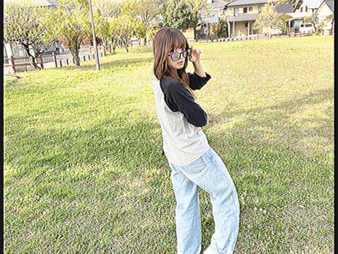 青木理奈のインスタグラム：「🩵🛝🩵 ⁡ 写真は小さい頃 住んでいた所の近くの公園で 私が1番ホッとする公園です。 最近近くで仕事することが 増えたので よく寄って帰ってます。 ⁡ ⁡ 今日の備忘録 (いつものやつです。興味のある方のみどうぞ🙇‍♀️) ⁡ ⁡ ⁡ 最近嬉しいことがあって。  ⁡ ⁡ その時の自分に驚いたので残します。 ⁡ ⁡ 私って実は(?) ⁡ 小指を角にぶつけた時に ⁡ いったああぁぁああぁぁぁ！！！！！！ ⁡ って声を上げるタイプじゃないんですね笑 ⁡ なんか思い出した時に ⁡ あぁぁああぁぁあぉあぁあ！！！！ ⁡ とかいうタイプじゃないんです笑 ⁡ ⁡ このおしゃベリマシンガンが、そんなわけないよ！って言われるかもしれないんですが ⁡ ⁡ 割と冷静に日々生きているんです笑 ⁡ ⁡ もちろんよく喋るけど笑 ⁡ ⁡ 特にないと感じるのは ⁡ 嬉しくて有頂天になるみたいなこと。 ⁡ ⁡ 嬉しいことってじわじわ わかって確証になることがわたしの場合多いんですね。 ⁡ ⁡ 急に嬉しいことって訪れないというか。 ⁡ ⁡ でもね先日、急にとてつもなく嬉しいことがあったんです。 ⁡ ⁡ 電話で受けたんですが、 ⁡ スーパーにいたんですが、 ⁡ ⁡ それはそれは嬉しくて、 ⁡ ⁡ スーパーの隅っこでひょこひょこしました笑 ⁡ ⁡ んでとりあえず持ってるものだけ買って ⁡ ⁡ 気持ち的には何倍も払いたいくらいの気持ちで ⁡ ⁡ PayPayの音がいつもよりご機嫌に感じて ⁡ ⁡ マスクの下で ⁡ くうううううう！！！！ ⁡ ⁡ って言いながら急いで車に乗って ⁡ ⁡ 車の中で大絶叫しました笑 ⁡ ⁡ ハンドル叩きながら笑 ⁡ ⁡ ヘッドレストに頭ガンガンしました笑 ⁡ ⁡ で速攻母に電話しました。 (嬉しい仕事は母に1番に連絡するという決まりが私の中にあって笑) ⁡ ⁡ 母も泣いて喜んでくれて ⁡ ⁡ よかったね。うれしいね。頑張ってきてよかったね。 ⁡ って。 ⁡ ⁡ それはそれは嬉しくて  ⁡ ⁡ 母に話しても思いおさまらず ⁡ ⁡ 空を見上げて ⁡ ⁡ あぁ！！！よかったぁぁぁぁ！！！ ⁡ ⁡  って漫画みたいなことしました。 ⁡ ⁡ ドラマみたいに目尻からスーーっと涙が溢れました笑 ⁡ ⁡ ⁡ で、落ち着いて家に入ってソファに寝転んで ⁡ ⁡ ふと思ったんです。 ⁡ ⁡ 私ってこんな感情出せる人間だったっけな？ ⁡ ⁡ 私って心の中で喜んで踊ってるのに一旦考えて取り繕って、 ⁡ 感情が出しきれてないから、 ⁡ ⁡ あ゛あ゛ぁぁあああって ⁡ ⁡ 嬉しいはずなのに頭と心で悶え"苦しんで"たんです笑 (喜べよ！笑 ) ⁡ ⁡ ま、それもそれで私らしくて別にいいんですけど ⁡ ⁡ ⁡ 嬉しい時にやったーーーーって言える人に憧れていました ⁡ ⁡ 感情そのままに満面の笑顔でばんざーーーいってやる姿。 ⁡ ⁡ 素敵だなぁ。と思っていました。 ⁡ ⁡ 人目を気になってそれができなくて ⁡ ⁡ うまく笑えてたかな？ ⁡ ⁡ って気にしてしまう。 ⁡ ⁡ 手叩いたほうが良かったかな？ ⁡ って。 ⁡ ⁡ 嬉しいという感情よりも、自分の見え方を気にしていたのかなぁ。と。 ⁡ ⁡ 別にそれはそれで 人それぞれだと思うんです。 ⁡ まずもっていいとか悪いとかじゃなくて。 ⁡ ⁡ 相手を思いやる気持ちだとも思うし 大切だと思うし人それぞれだし。 ⁡ ⁡ 私が単純に、わぁ！っと途端に喜べる人に憧れただけで。 ⁡ ⁡ ⁡ ただ、我が家の旦那さんはそういうタイプなんですね笑 ⁡ ⁡ すごくしょうもないことを思い出して (あ！お昼ご飯あれ食べたかった的なレベル) ⁡ わあぁあぁ！！そうだった！！！とか ⁡ ⁡ やったああぁぁあ！！！！ ⁡ ⁡ っておっきい声で言うタイプ笑 ⁡ ⁡ 正直ちょいイライラするんですけど笑 (わたしおっきい音が苦手なので) ⁡ ⁡ んで、まぁたぶん毎日一緒に過ごしてるからそういうところ似てきたんだ"とも"思うんですけど ⁡ ⁡ それだけじゃ多分なくて ⁡ ⁡ わたし自分に自信といい意味の諦めがついてきたんだなぁとも思います。 ⁡ ⁡ 動じない自分を作るのも自分だけど ⁡ ⁡ 動く自分を作るのも自分で。 ⁡ ⁡ なりたい自分になるというのは簡単なことではないし時間もかかる。 ⁡ ⁡ だけど多分、 ⁡ ⁡ 自分という人間を"生きる"ことを続けていれば ⁡ ⁡ 時間が解決してくれること"も"あるんじゃないかなぁと思っています。 (このことに限らず) ⁡ ⁡ ⁡ ま、とりあえず ⁡ 人生初の ⁡ ⁡ 両手の拳を突き上げて ⁡ ⁡ 青空に向かって叫んだ気持ちは ⁡ ⁡ 誰かに見られてないか一瞬心配だったけど ⁡ ⁡ ⁡ それを超えてめちゃめちゃ気持ちよかったです(笑) ⁡ ⁡ ⁡ 次はちょっとの"いいこと"で ⁡ ラッキー♪ってスキップでもしてみようかと思います。 ⁡ ⁡ スーパーの中でないことを祈ります。 ⁡ ⁡ ⁡ ⁡ ただ、一つだけ思うのは ⁡ 嬉しかったことやそのときの感情を "言葉"で表せる、伝えられる人間にもなりたいです。 ⁡ ⁡ 人生の課題です。 ⁡」