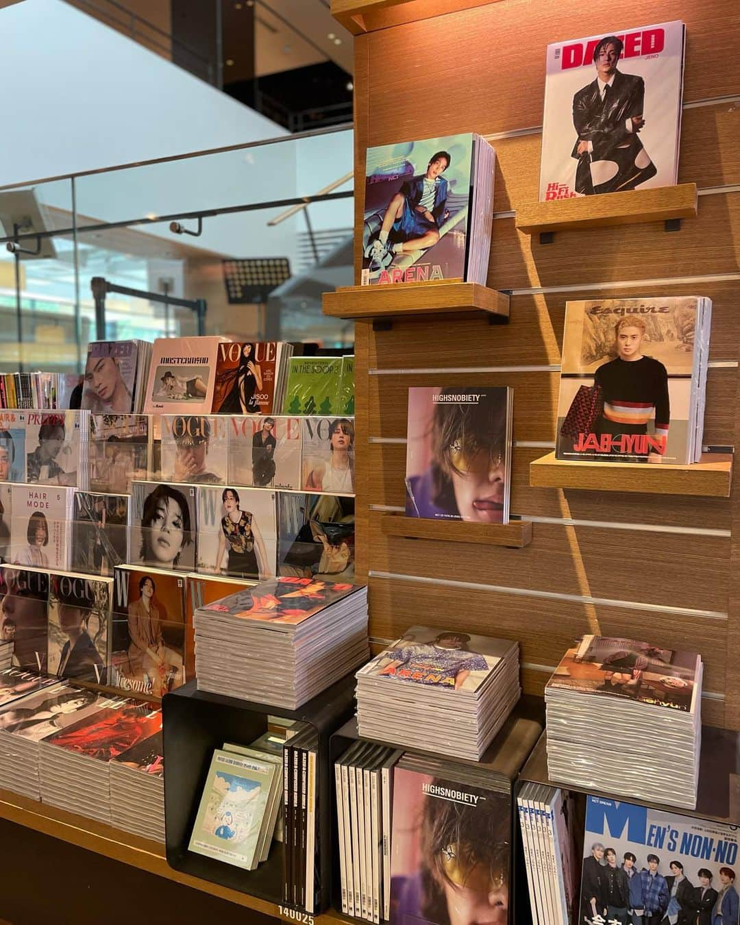 代官山 蔦屋書店　DAIKANYAMA T-SITEさんのインスタグラム写真 - (代官山 蔦屋書店　DAIKANYAMA T-SITEInstagram)「【韓国雑誌入荷のお知らせ】 ⁡ ※ 店舗により入荷時期や販売方法等が若干異なる場合がございます。 ⁡  ー新規取扱雑誌ー ・『Esquire Korea』2023.4(表紙:NCTジェヒョン) ・『Arena Homme+』2023.4(表紙:NCTヘチャン) ・『ELLE KOREA』2023.4(表紙:BTS V) ・『VOGUE KOREA』2023.4(表紙:BTS ジミン) ⁡  ー販売方法に関してー ・上記の商品はそれそれ表紙タイプが3種類ずつございます。全てのタイプが入荷しております。 ・展開場所は2号館1階マガジンストリートになります。 ・お取り置き、代引きは承っておりません。 ・おひとり様の販売冊数の制限はございません。 ・海外からの入荷商品のため、傷みがある場合がございます。入荷時破損品の返品は承っておりません。 ⁡ ⁡ #엔시티 #nct #nct127 #nctdream #jaehyun #재현 #ジェヒョン #haechan #해찬 #ヘチャン #jeno #제노 #ジェノ #bts #btsarmy #방탄소년단 #防弾少年団 #jimin #v #vogue #voguekorea #ellekorea #esquirekorea #arenahomme+ #DAZEDKOREA #代官山蔦屋書店 #daikanyamatsutayabooks」4月14日 15時53分 - daikanyama.tsutaya