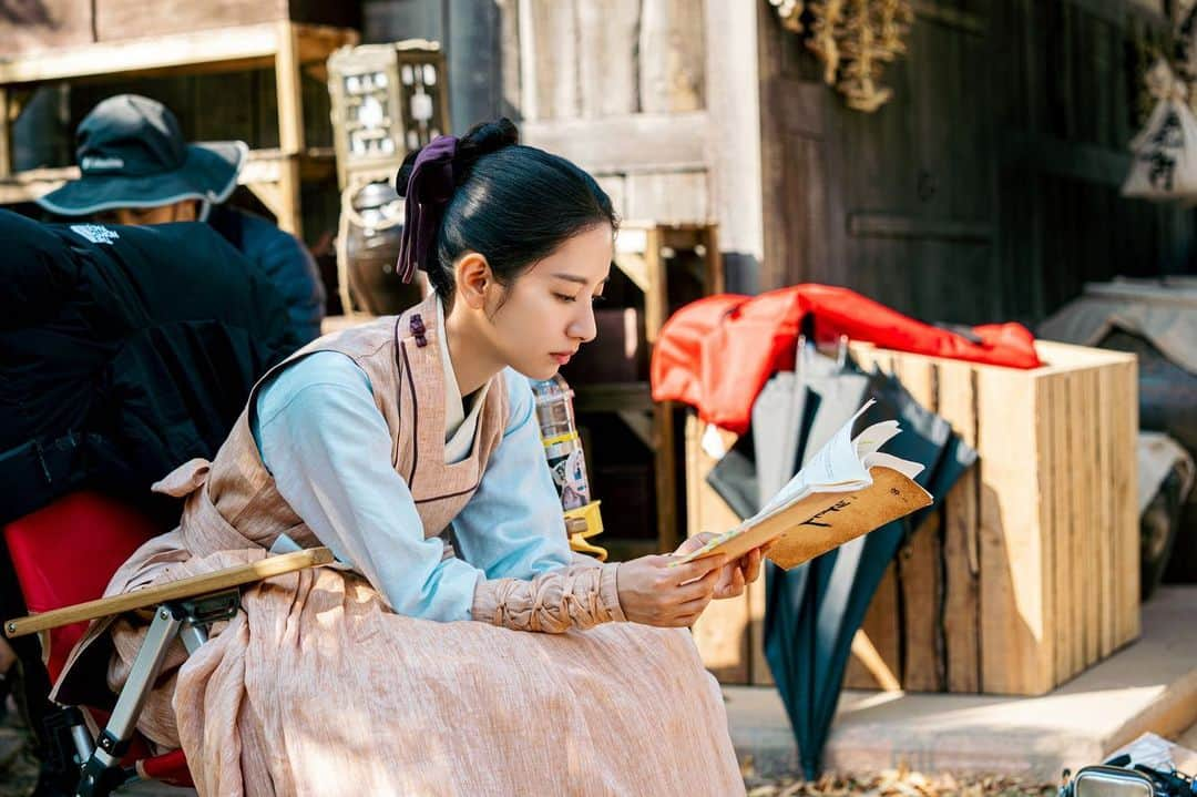 キングコングエンターテインメントさんのインスタグラム写真 - (キングコングエンターテインメントInstagram)「배우 김지연 씨 매주 보는 게 소원🙏🏻 <조선변호사> 소원이가 비하인드 포스트로 그 소원 이뤄드립니다🥰 - 포스트 보러 가기 👉🏻 https://naver.me/x6UyRppQ (or Link in Bio ✔) - #김지연 #KimJiYeon #MBC #금토드라마 #조선변호사 #이연주 #촬영현장 #비하인드 #소원성취 #🫶🏻」4月14日 16時05分 - kkbyss