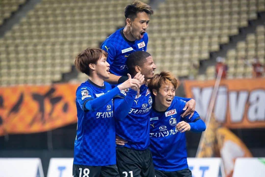 伊佐耕平さんのインスタグラム写真 - (伊佐耕平Instagram)「3points 🤝🔥⚽️  #レゾド2万人 #繋 #人生は常に今から」4月14日 15時58分 - isakoooooo