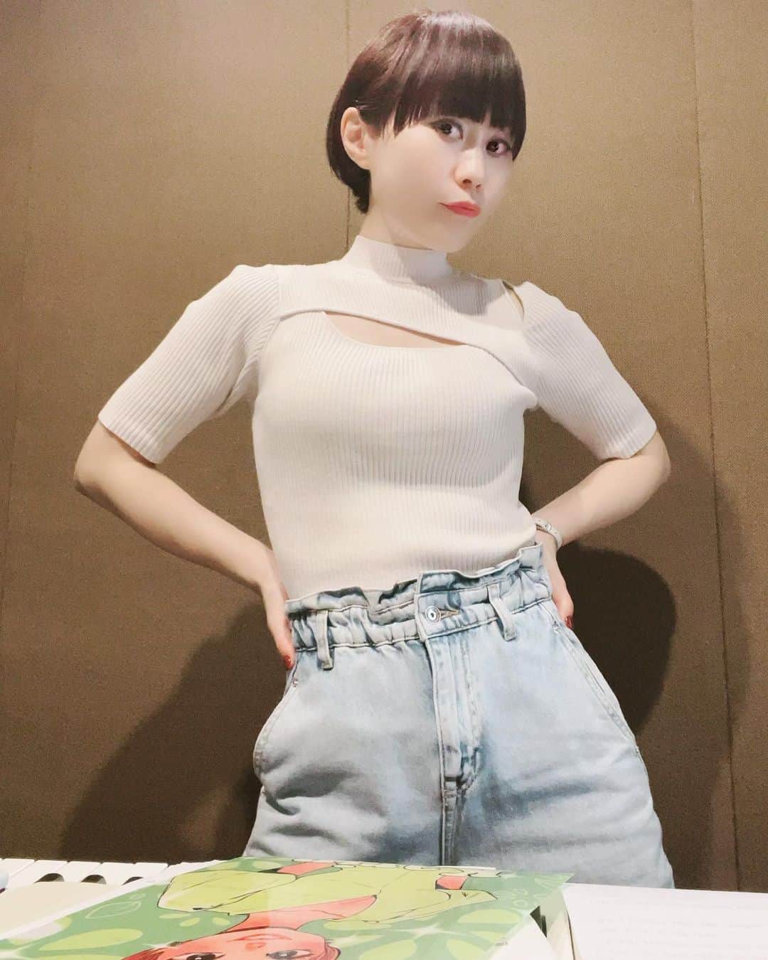 のインスタグラム：「ぼっちスタジオ🎶  明日は汐留ビアフェスに出演します🍺  ビールなどお酒の他、素材にもこだわった料理でキッチンカーも出ます✨  入場無料ですのでお近くの方は是非遊びにいらしてください❤️  私は17:30〜18:00にトリで歌わせていただきます🎤  #汐留ビアフェス #汐留イタリア街 #シンガー #シンガーソングライター #音楽 #音楽好きな人と繋がりたい #写真 #live #photo #music #ilovemusic   @wellbekitchen」