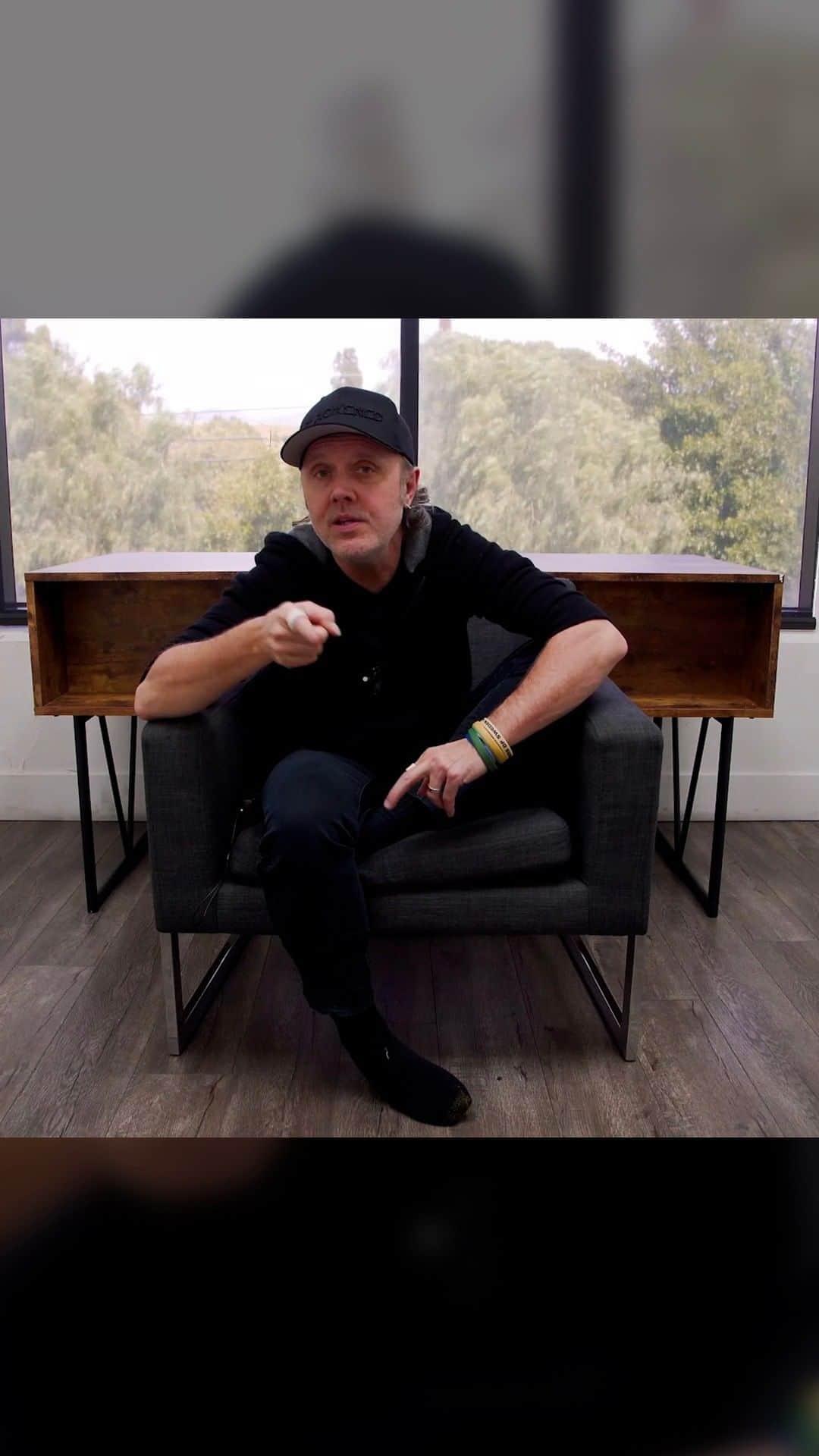 メタリカのインスタグラム：「#72Seasons track-by-track!  Hear from the guys before you dive in to the album.  LISTEN NOW 🎧 metallica.lnk.to/72Seasons #linkinbio」