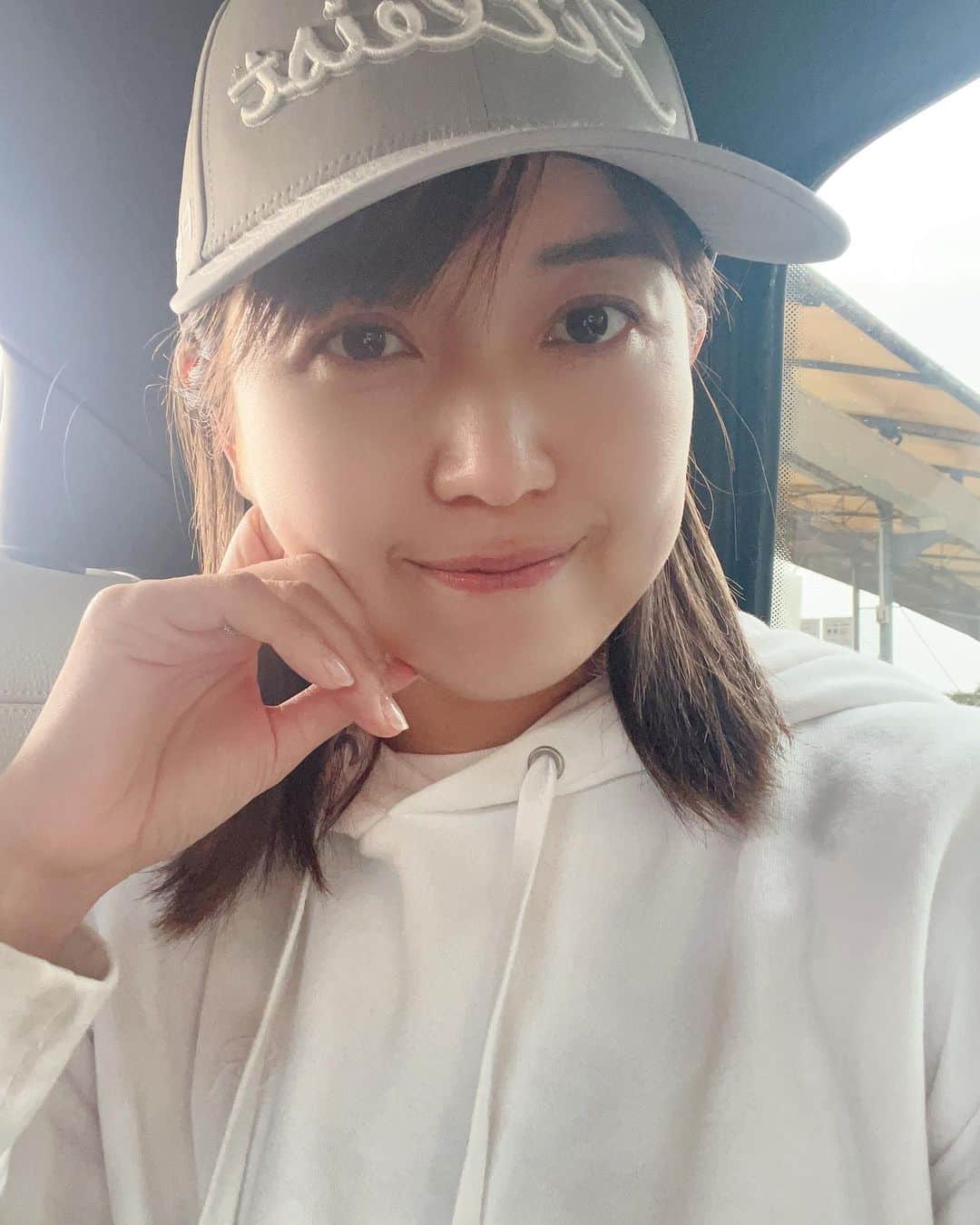 のインスタグラム：「新しいキャップ🧢買った！ 日差しが強くなってきたので帽子は必須ですね☀️  帽子といえば、自転車のヘルメットも努力義務になりましたがみなさんはどうしてますかー？  私は今までも死にたくないから自主的にヘルメットをかぶってきた女なのですが、夏場の日差し対策は、2枚目の写真のようにしております。  サンバイザーonヘルメット⛑  これは今年買い足したニット素材のサンバイザー。Amazonで1,000円。激安👍 #新妻聖子  #キャップ  #サンバイザー  #ヘルメット」