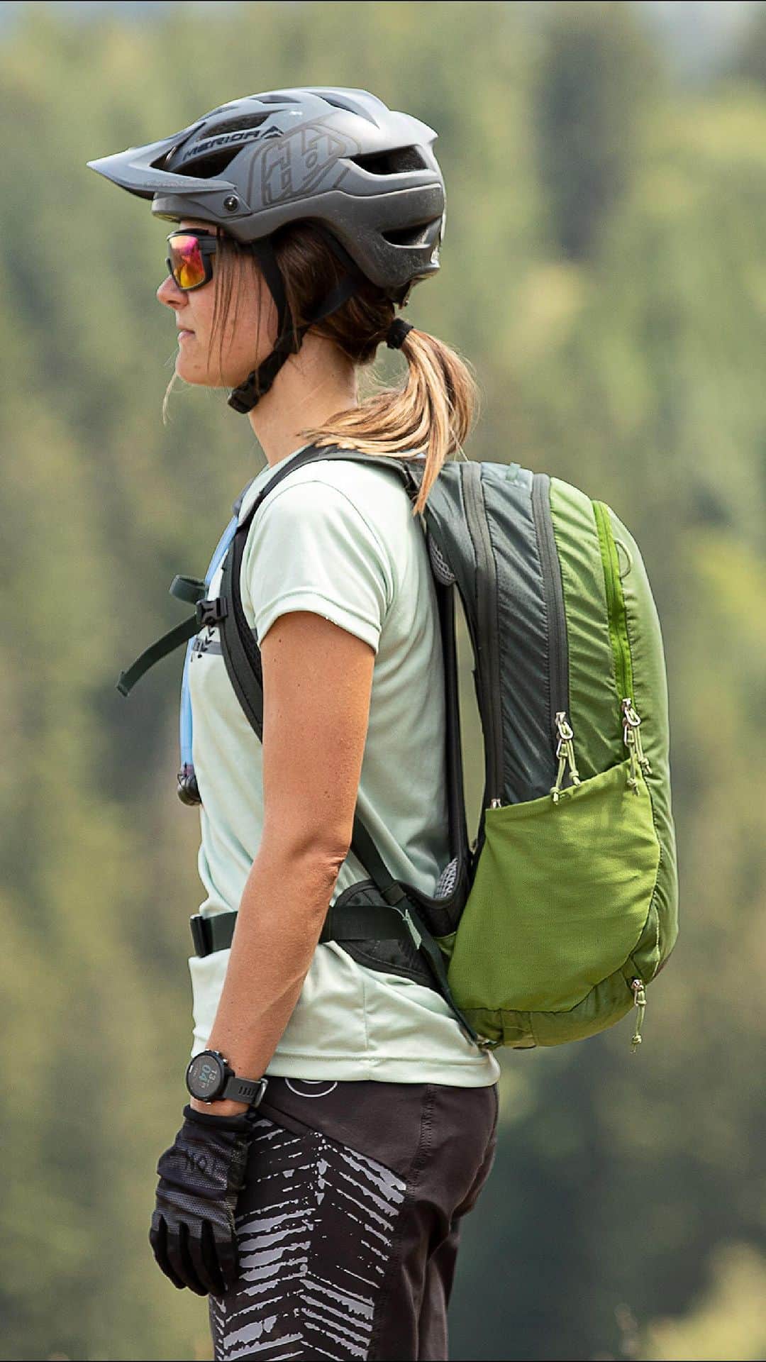 ドイターのインスタグラム：「Venture further and ride harder with mountain bike backpack Race Air featuring unbeatable airflow for ultimate comfort on the trails. 🚴🏞  - Please tag #deuter to be featured. 🏔❤️ - #deuterforever #deuter #biking #mountainbike #bikebackpack #biketrail」