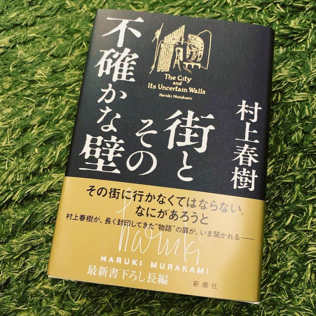 黒沢薫さんのインスタグラム写真 - (黒沢薫Instagram)「ついに新作！ 早く読みたい。でも読んだら読み終わってしまう。という幸せな葛藤中。 #instabook #村上春樹 #街とその不確かな壁 #lovelife #村上主義者」4月14日 16時12分 - kaorukurosawa_lovelife