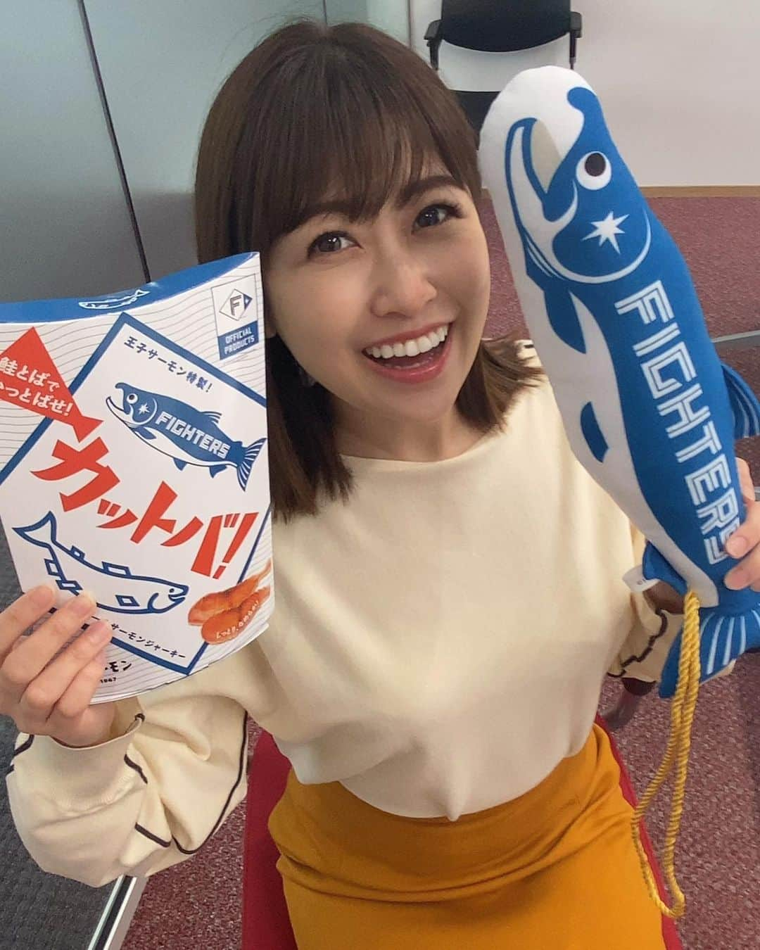 室谷香菜子のインスタグラム：「お土産をもらいました♡ 可愛すぎる！しゃけまる！！ しゃけまるを持って、 早くエスコンフィールド北海道へ行きたいです⚾️  #北海道 #エスコンフィールド北海道 #北海道日本ハムファイターズ #がんばれファイターズ #ファイターズ #しゃけまる #応援グッズ #しゃけup #お酒好き女子 #おつまみシリーズ」