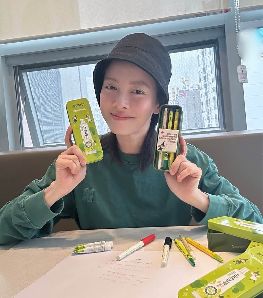 ソン・ジヒョのインスタグラム：「뾰로롱🪄 상처엔 #마데카솔🌿」