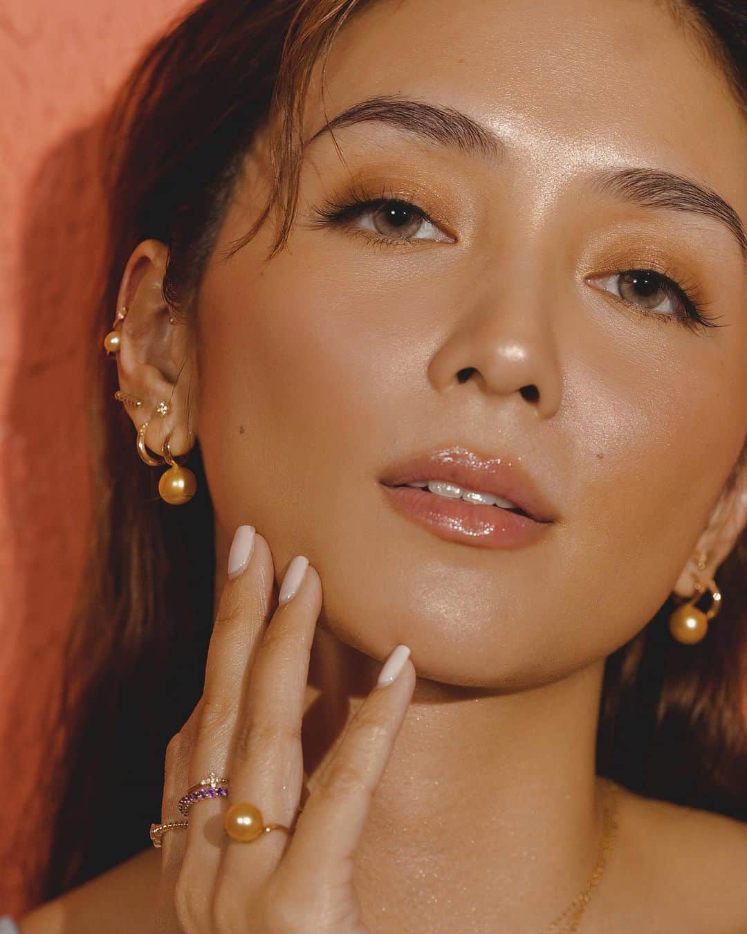 Kathryn Bernardoさんのインスタグラム写真 - (Kathryn BernardoInstagram)「Such an honor to announce that I'm finally joining a local jewelry brand that represents all Filipinas! Thank you for the warm welcome, @vjewelryofficial! 🤍 Beyond excited to share Philippines' national gem to everyone—there's just something so special about Philippine-sourced products that makes me feel extra proud. 🤘🏻🥰  #VJewelryxKathrynBernardo」4月14日 16時19分 - bernardokath