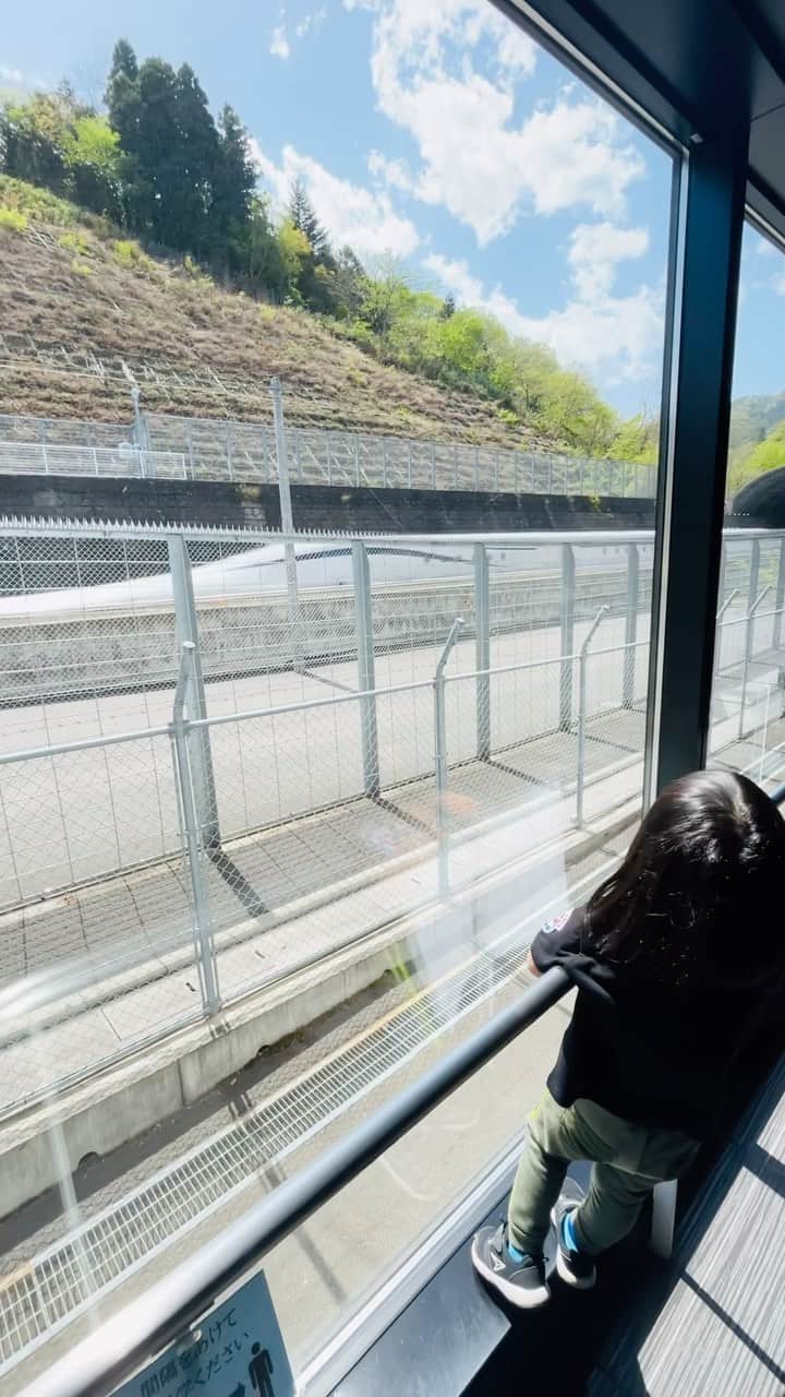 清澤恵美子のインスタグラム：「最高時速500キロにも達するリニアモーターカーを見てきたよ👀通り過ぎるのも一瞬だった！！😂 見学センターでは1時間に何回も見ることができるので楽しかったようす🙌　 楽しすぎて帰りにプラレールをせがまれたけど頑固として母は買わなかった😂しかも買ってほしいって言ったのはN700Sの新幹線ね笑笑　リニアじゃないんかい！！ 品川ー大阪が1時間ちょっとで移動できるなんて！！ 早く乗ってみたいね！！🚄🚅 #リニアモーターカー #3歳男子興奮　#鉄道すき  今年中に大井川鐵道に行きたい母🤱」