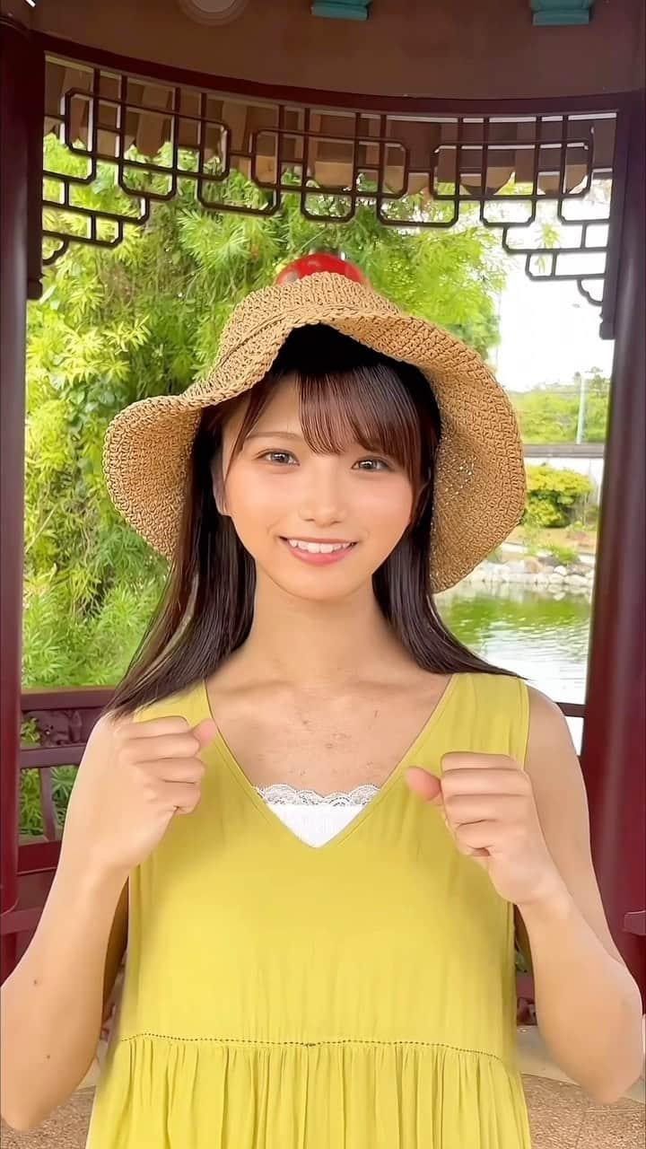 山本ゆうかのインスタグラム：「夏の女☀️ . . あまり肌を出さないようにしてるので気づかれませんが、アトピーで身体中引っ掻き傷だらけでして🩹 これもデコルテ辺りが目立ってしまって🥲ｺﾞﾒﾝ . . 病院でデュピクセント注射を進められた💉のですが ペン型注射を自分でお腹に刺すのが怖くて悩んでます笑 痛いのも、値段が高いのもなんとかなるけど 自分で注射するという行為が…！怖い…！ オラに勇気を分けてくれ〜っ！ . #可愛くてごめん #沖縄旅行 #宮古島」