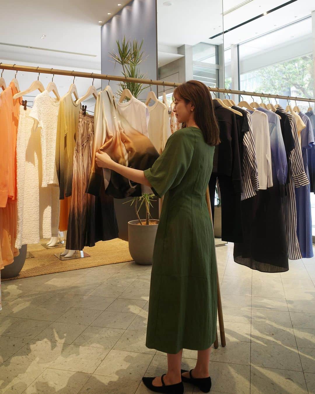高垣麗子さんのインスタグラム写真 - (高垣麗子Instagram)「*  LA発のブランドVince @vince   肌触りが抜群の素材に繊細で美しいディテール✨ プライベートでも長年愛用している大好きなブランドなのですが、1週間の期間限定POP-UPを開催中とのことで、先ほど六本木ミッドタウンのイセタンサローネ　@isetansalonetokyo へ行ってまいりました♩  LAの鮮やかな海や空のブルー、夕暮れ時の森を想わせるオレンジからの深いグリーン そんな色彩が目に留まる美しいラインナップにうっとり✨  いくつも試着を重ねてなんとも幸せな時間でした♩  vince.の魅力を直接感じられるこの機会にぜひ皆さんもお楽しみくださいね𓂃  4/18までです！ * #vince #isetansalone #PR」4月14日 16時25分 - reikotakagaki