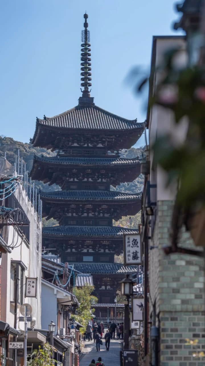 Booking.comのインスタグラム：「千年以上の文化と伝統に彩られた街、京都🇯🇵 世界中から観光客が集まる、古都「京都」で新しい魅力を発掘してみませんか？ 京都で『和』を体験するオススメの旅館 👉プロフィールにあるリンクをチェック！」