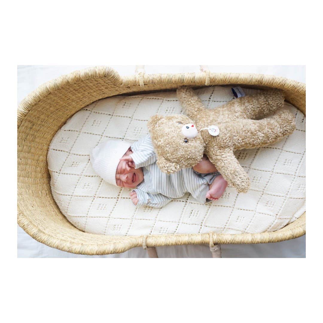 鈴木あすなのインスタグラム：「【出産のご報告】  4/3(月)に第二子となる元気な男の子を出産しました。 気づいたらあっという間に10日も経っていました...  産まれた瞬間、元気な産声を聞けて涙... 感動と幸せなお産でした。  ここまで大変なことがたくさんあったけど、よくぞ産まれてきてくれました。  支えてくれた周りの方々には本当に感謝の気持ちでいっぱいです。  これまで以上に精進しますので、これからもどうぞよろしくお願い致します🥺💓  #出産#第二子出産」