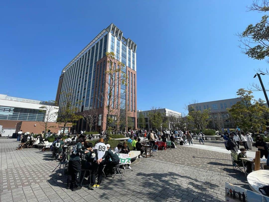 関東学院大学のインスタグラム：「先週行われたクラブ・サークル新入生勧誘活動の様子📷  キャンパスが学生でこんなに賑わっている光景は久しぶりでした😳  新年度が始まり、今週は授業もスタート。みなさん1週間お疲れ様です！新しい環境で疲れも溜まっていると思いますので、ゆっくり休んでくださいね♪  #関東学院大学 #新学期 #春 #サークル #部活 #楽しもう #横浜 #関内 #kgu #kantogakuinuniversity」