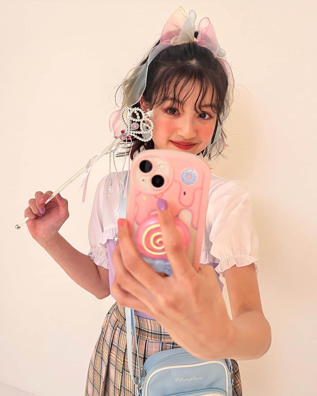 ニコ☆プチのインスタグラム：「🪄︎︎✨🎀  魔女っ子スイちゃん💖✨ のページは読んでくれたかな❔💞 キラキラしたかわいすぎる世界観がたまんないよね🥺  4月号はまだまだ発売中だよ〜！🌼  #ニコプチ #ニコプチモデル #プチモ #川瀬翠子 #js6」