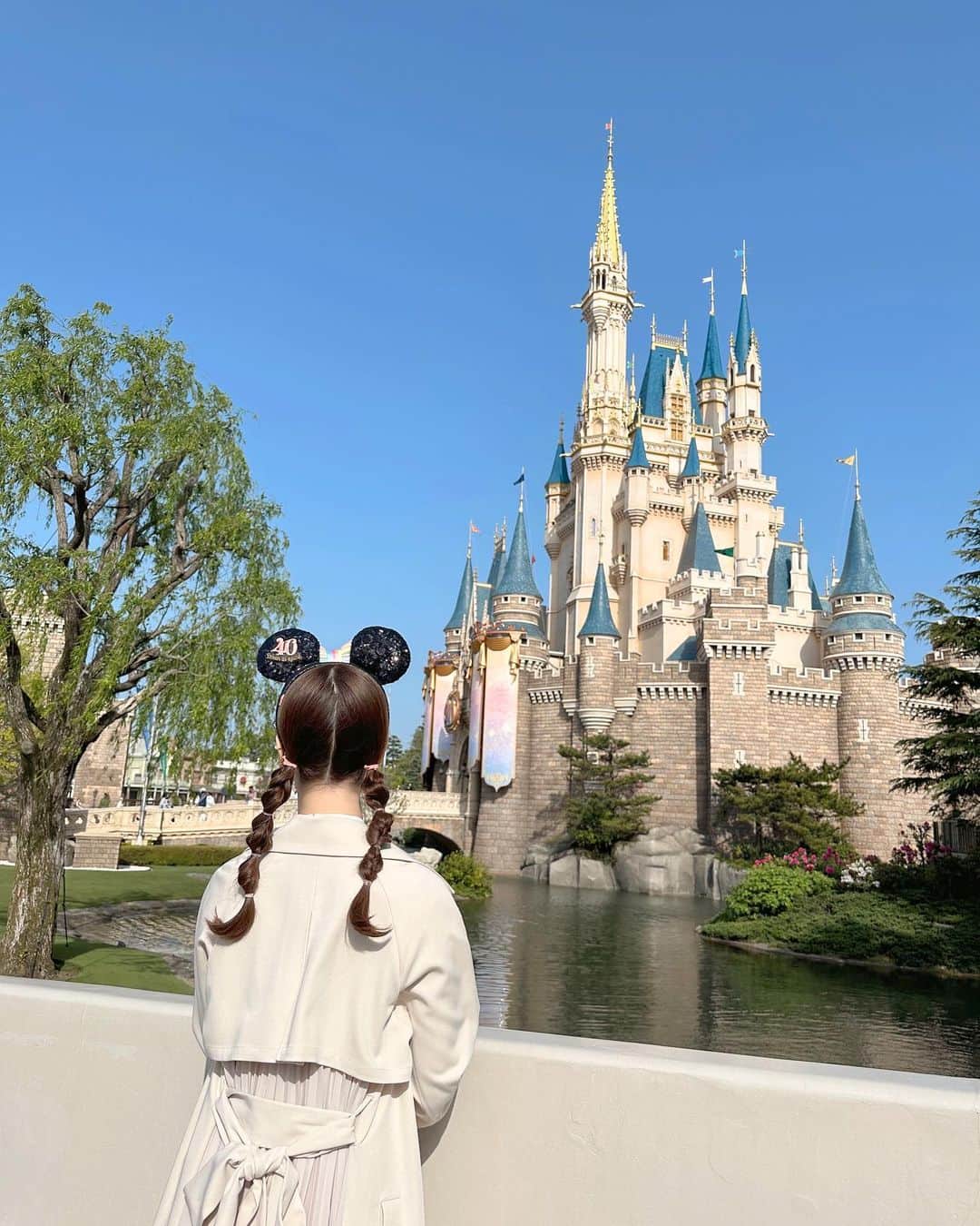山根千佳のインスタグラム：「. . ディズニーロケの余韻で ずっとるんるんしています🧸🌷笑 夢の国パワーすごすぎる。  本日の14日19:30〜 NHK鳥取さんいんスペシャル 「鳥取の精鋭 〜未来をひらく開拓者たち〜」 OAですので是非ご覧下さい🕊️  そして明日はTSK18:00〜「SOUP」 ロバート馬場さんとMCです☺️お楽しみに！！ . . #ディズニーランド #ディズニー  #ディズニー写真部 #ディズニーリゾート  #ディズニーカメラ隊 #シンデレラ城  #ディズニーコーデ #ディズニーグッズ  #ディズニー風景 #ディズニーカチューシャ  #東京ディズニーランド #ディズニー写真  #ミニーマウス #ミニー #ミニーコーデ  #disney #disneyland #disneygram」