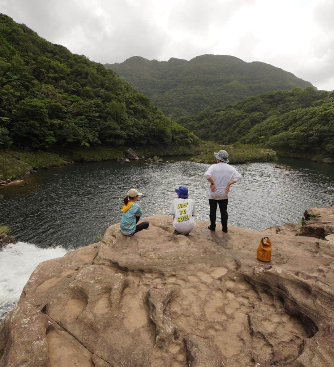 Alysa Ichikiさんのインスタグラム写真 - (Alysa IchikiInstagram)「マヤグスクに行った日⛰️ 西表島の最奥部にある秘境の滝といわれるマヤグスク🐈 数あるツアーの中で最も過酷なツアーとも言われている場所🏞️ たくさんいろんな場所には連れて行ってもらっているけれど いまだに簡単な気持ちでマヤグスクに行きたい〜とは言えない なんだかちょっぴり緊張する場所🫨  メンバーもお天気も最高で🤝🏻 なにより連れて行ってくれた赤塚さんのペース配分と配慮とが素晴らしすぎて！ ちゃんとこまめに休憩をとってくれていて急いで歩いた記憶もなくて 滝上も充分に堪能したし帰りは寄り道までさせてくれたのに あれ？！今日私本当にマヤグスク行きましたっけ？！と思うほど疲れてない✨ 筋肉痛もこなかった… そして時間もすぎてない🕰️ 赤塚さんはたぶん時空を操る力を持ってるんだと思う🤔  とにかく素晴らしい1日を過ごせて とにかく気持ちがよくって楽しくって あー、西表島って本当に素敵なところなんだなぁと再確認💡  最奥部なだけあって水も植物も生き生きしていて 潤いをすごく感じたなぁ、みずみずしくて美しかった💧 片道1時間半〜2時間カヤックを漕ぎ3時間半前後のトレッキング どろどろで歩きにくかったり汚れたり滑ったりもたくさんするよ！ ヒルもいっぱいつく🪱 他のツアーも行ってみてからぜひ挑戦してみてほしい場所😌 決して簡単ではないツアーだからこそ 達成感がまた素晴らしかった！ マヤグスクに行けて良かった！ 本当に本当にありがとうございました🕊  #西表島#西表島旅行#西表島ツアー#バジャウトリップ#マヤグスク#マヤグスクの滝  #いちきの西表島記録」4月14日 16時49分 - alysa_i