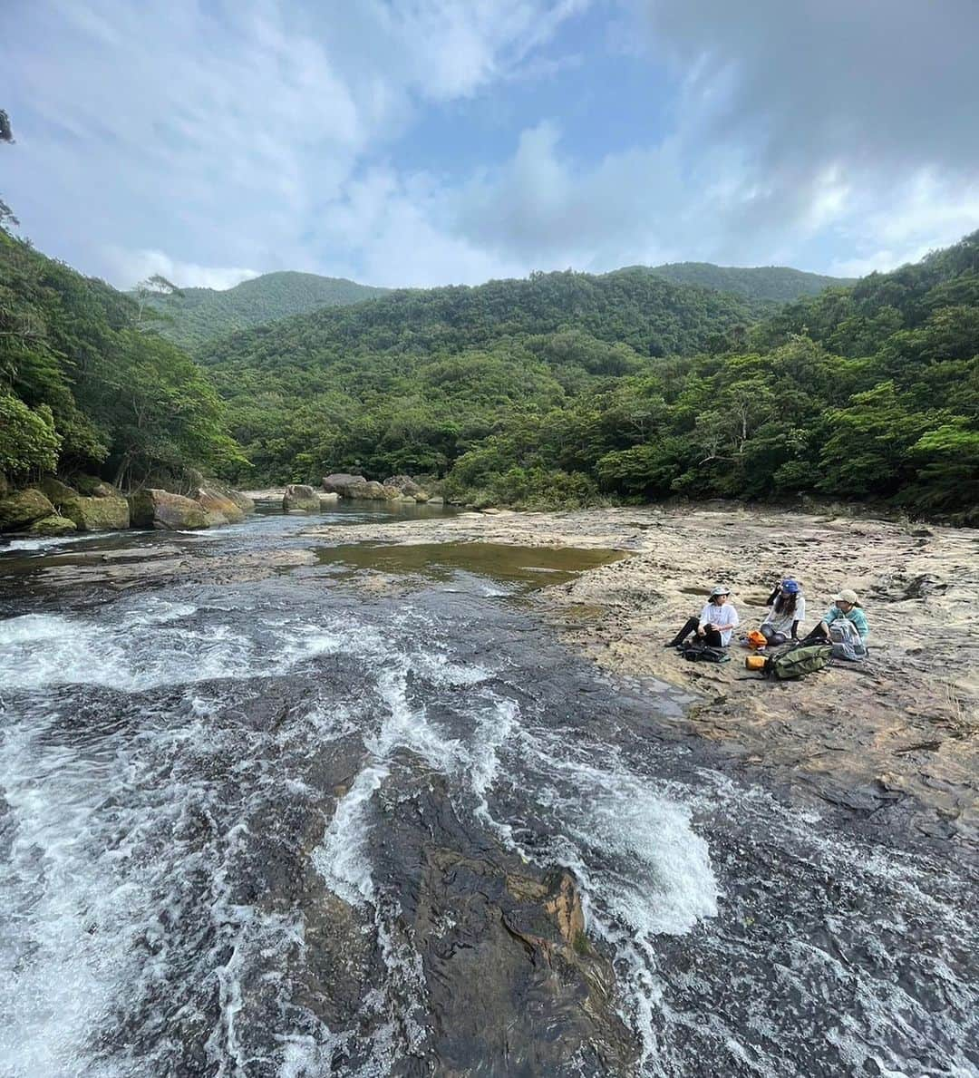 Alysa Ichikiさんのインスタグラム写真 - (Alysa IchikiInstagram)「マヤグスクに行った日⛰️ 西表島の最奥部にある秘境の滝といわれるマヤグスク🐈 数あるツアーの中で最も過酷なツアーとも言われている場所🏞️ たくさんいろんな場所には連れて行ってもらっているけれど いまだに簡単な気持ちでマヤグスクに行きたい〜とは言えない なんだかちょっぴり緊張する場所🫨  メンバーもお天気も最高で🤝🏻 なにより連れて行ってくれた赤塚さんのペース配分と配慮とが素晴らしすぎて！ ちゃんとこまめに休憩をとってくれていて急いで歩いた記憶もなくて 滝上も充分に堪能したし帰りは寄り道までさせてくれたのに あれ？！今日私本当にマヤグスク行きましたっけ？！と思うほど疲れてない✨ 筋肉痛もこなかった… そして時間もすぎてない🕰️ 赤塚さんはたぶん時空を操る力を持ってるんだと思う🤔  とにかく素晴らしい1日を過ごせて とにかく気持ちがよくって楽しくって あー、西表島って本当に素敵なところなんだなぁと再確認💡  最奥部なだけあって水も植物も生き生きしていて 潤いをすごく感じたなぁ、みずみずしくて美しかった💧 片道1時間半〜2時間カヤックを漕ぎ3時間半前後のトレッキング どろどろで歩きにくかったり汚れたり滑ったりもたくさんするよ！ ヒルもいっぱいつく🪱 他のツアーも行ってみてからぜひ挑戦してみてほしい場所😌 決して簡単ではないツアーだからこそ 達成感がまた素晴らしかった！ マヤグスクに行けて良かった！ 本当に本当にありがとうございました🕊  #西表島#西表島旅行#西表島ツアー#バジャウトリップ#マヤグスク#マヤグスクの滝  #いちきの西表島記録」4月14日 16時49分 - alysa_i