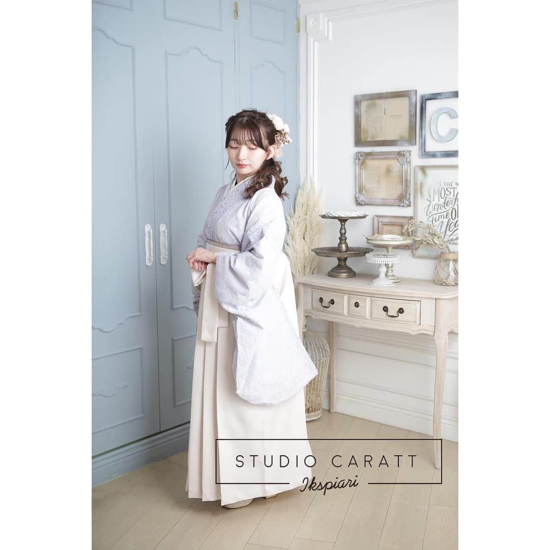 スタジオキャラット イクスピアリ店のインスタグラム：「♫ 卒業袴 photo ♫  ………………………  お得な撮影キャンペーンのご用意もございます!  ☞ データをたくさん残したい ☞ アルバムを作りたい ☞ お部屋に飾りたい  などなど様々なご希望に合わせて、 最適なプランをご案内いたします♪  ………………………  ＊ご予約お待ちしてます＊  ………………………  #スタジオキャラット #スタジオキャラットイクスピアリ店 #studiocaratt #イクスピアリ #浦安 #舞浜 #着物 #着付け #ヘアアレンジ #メイク #フォトスタジオ #写真館 #photo #photostudio #写真 #家族 #ドレス #後撮り #前撮り #卒業 #卒業袴 #卒業袴レンタル」