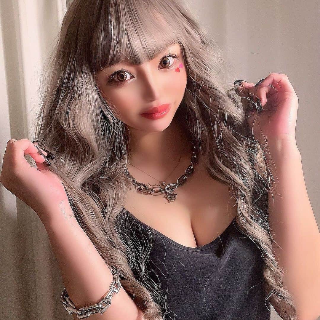 MII MAMAのインスタグラム：「. . . 自毛でなかなかしない 髪型楽しめるの良き🧏🏽‍♀️♥️ ------------------------------------------ 🔎White Style mi mama 良かったらチャンネル登録お願いします🙇🏽‍♀️ #YouTube#ユーチューバー#主婦ユーチューバー#MIIMAMA#チャンネル登録お願いします#2児ママ#年子ママ#ギャルママ#ぎゃるまま#アラサーママ#アラサー#30代#30代ママ#ホワイトインテリア#モノトーンインテリア#シンプルな暮らし#収納#ホワイト収納#イチナナ#イチナナライバー#専属ライバー#主婦ライバー#17LIVE#主婦YouTuber#ママYouTuber#ママライバー#幼稚園ママ#小学生ママ」