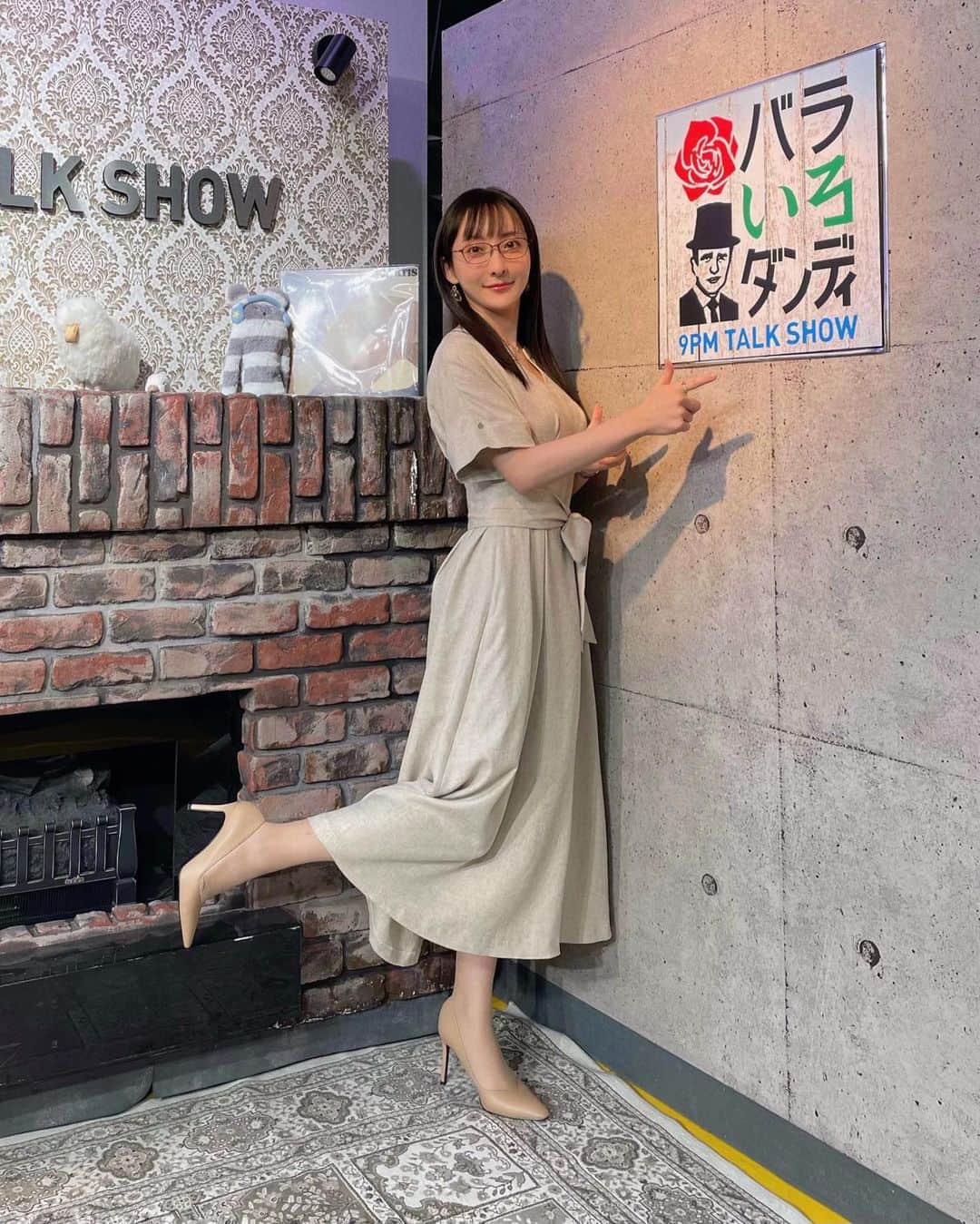 松澤千晶のインスタグラム：「ごめんなさい、明るさ調整してもう一度🙏🏻  バラいろダンディ1週間ありがとうございました🌹  これでレギュラーコメンテーターの方々を一周した形になりますが、薔薇色の如くいろいろな大人の形があって、バラいろダンディって良いタイトルだな〜というのを感じた2週間でした。  どすこいダンディはジュニア力士の皆様に癒されましたね。  また来週もよろしくお願いいたします✨  one-piece @tonal_official accessory @anemone_official  #バラダン #TOKYOMX」