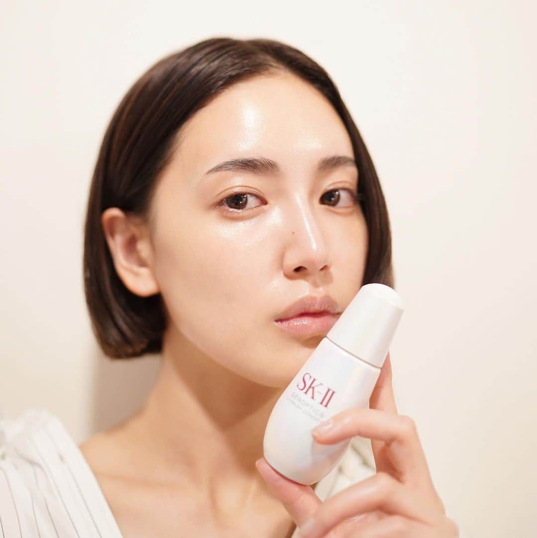 藤井夏恋のインスタグラム：「SK-II 美白美容液 "ジェノプティクス ウルトオーラ エッセンス" 4週間チャレンジしてみました♪🤭🤍  4週間使用し続けてみて、使うたびにもちもちした感触で、お肌がトーンアップしているのもわかってうれしい。  とても良い効果を感じられました✨ テクスチャーもわたしの好みのとろみのある使い心地でお肌に馴染ませた瞬間から気持ちいいの、、！🥹 そして、自然に香る匂いも良くて💕 癖になっちゃいます。。🤭  引き続き、普段のケアに美白ケアを取り入れてみたいと思いました🤍 皆様も是非一度、4週間チャレンジしてみてね♪  #100カラットオーラ #オーラ肌 #美白美容液 #SKII #SKII_PR #スキンケア #ピテラ #ジェノプティクスウルトオーラエッセンス #新生活」