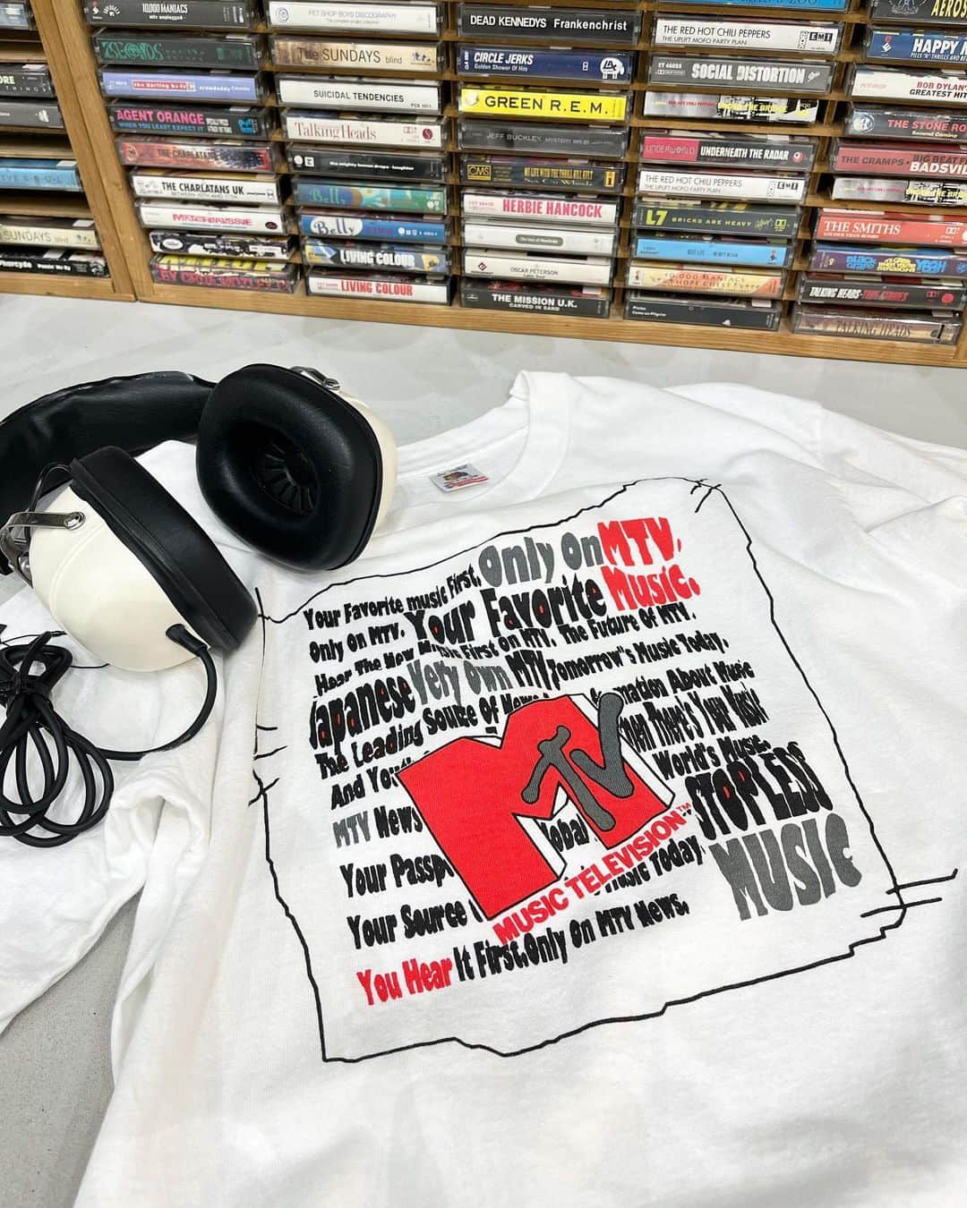 ジャムルさんのインスタグラム写真 - (ジャムルInstagram)「1990's MTV ¥11500+tax(12650) . ビンテージTシャツの中でも人気の高いMTVのTシャツ。 こちらは90年代製の1枚で、様々なメッセージと共にMTVのロゴが映える1枚です。 ボディーはUSA製 FRUIT OF THE LOOM　袖、裾共にシングルステッチ。 使用感は少なくコンディションは良好です。 .  WEB SHOPに入荷しております。 是非ご覧ください。 jammru.com  #お問い合わせはお電話で承ります #jammru#jammru_tee#vintagetshirt #vintagetee#mtvtshirt  #osaka  #fashion  #streetstyle  #streetfashion  #vtg  #vintage  #used  #usedclothing  #古着 #古着屋 #ファッション #70s #80s #90s」4月14日 16時53分 - jammru