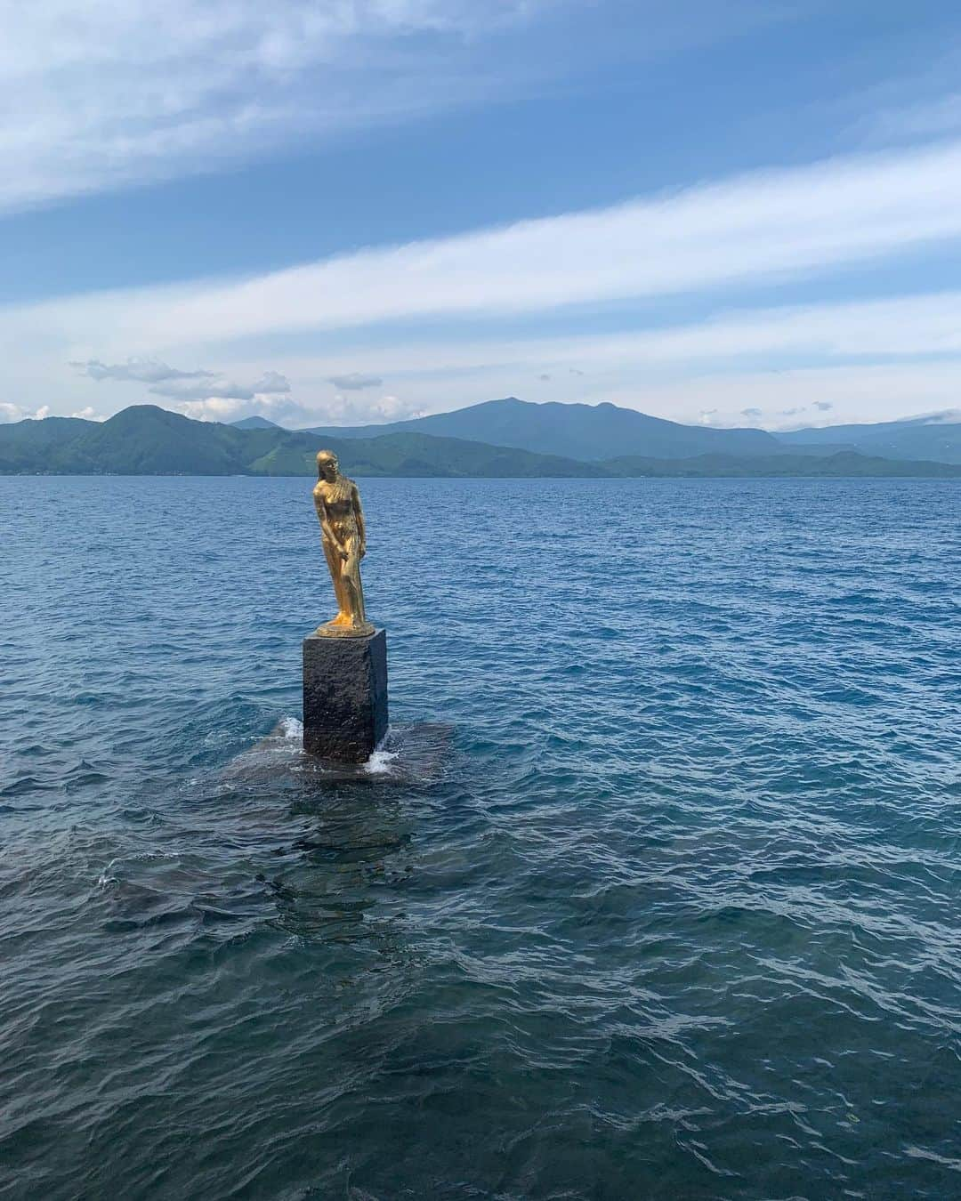 高野桃子さんのインスタグラム写真 - (高野桃子Instagram)「📍秋田県　田沢湖  コバルトブルーの田沢湖は日本一深い湖なんだって〜 たつこさん！（っていう金色の綺麗なお姉さんいます） 水深400m以上とか、もはや見たことない生物住んでそう…🧜‍♀️  #アーカイブ投稿   #秋田県田沢湖 #田沢湖 #たつこ像」4月14日 17時07分 - takano_sd