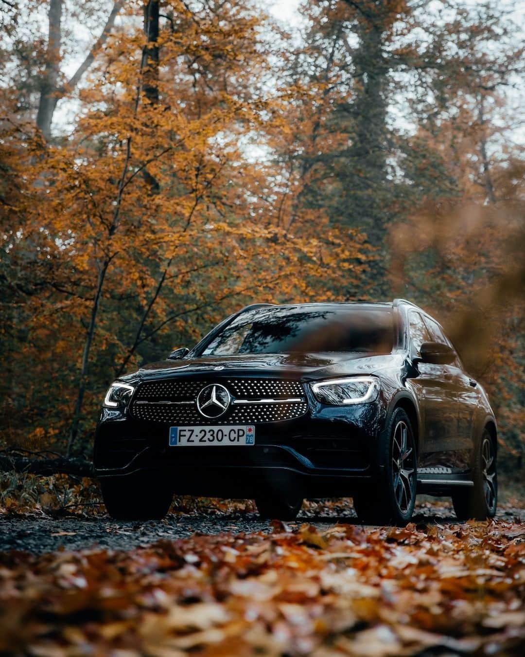 のインスタグラム：「เติมเต็มประสบการณ์แห่งการขับขี่ในสุดสัปดาห์นี้กับ Mercedes-Benz GLC รถยนต์ SUV อเนกประสงค์ที่พร้อมให้คุณออกเดินทางไปผจญภัยได้อย่างอิสระ ด้วยไฟสำหรับการขับขี่ในเวลากลางวันแบบ LED day time running lights ไม่ว่าทางข้างหน้าจะเป็นอย่างไร GLC SUV ก็พร้อมออกเดินทางเป็นเพื่อนคุณ  *อุปกรณ์บางส่วนในภาพอาจแตกต่างจากที่จำหน่ายจริง โปรดตรวจสอบรายการอุปกรณ์ของรถยนต์แต่ละรุ่นที่ผู้จำหน่ายฯ อย่างเป็นทางการทั่วประเทศ​​  📷 washingtonchua (IG) for #Mbcreator  #GLC #SUV #MercedesBenz #MercedesBenzThailand」