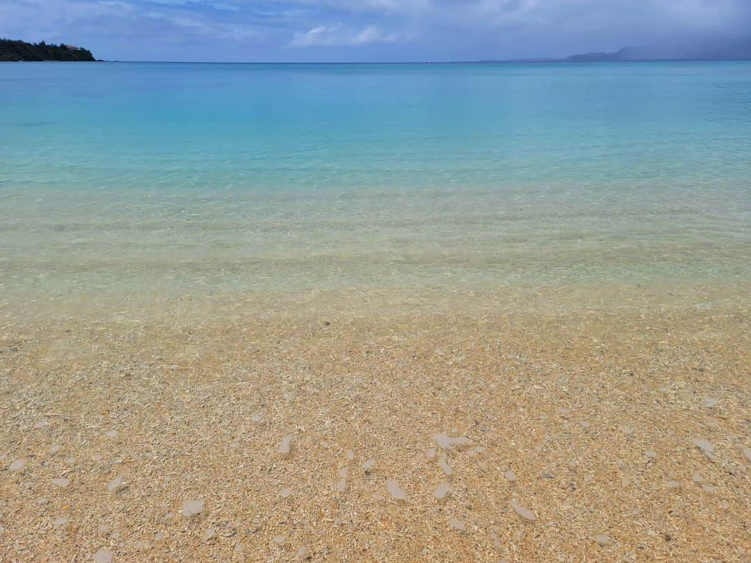 Shihoさんのインスタグラム写真 - (ShihoInstagram)「一瞬の晴れ間に。  #sea #bluegreen #barefoot #trip #海が碧い #singerslife」4月14日 17時00分 - fried_pride_shiho