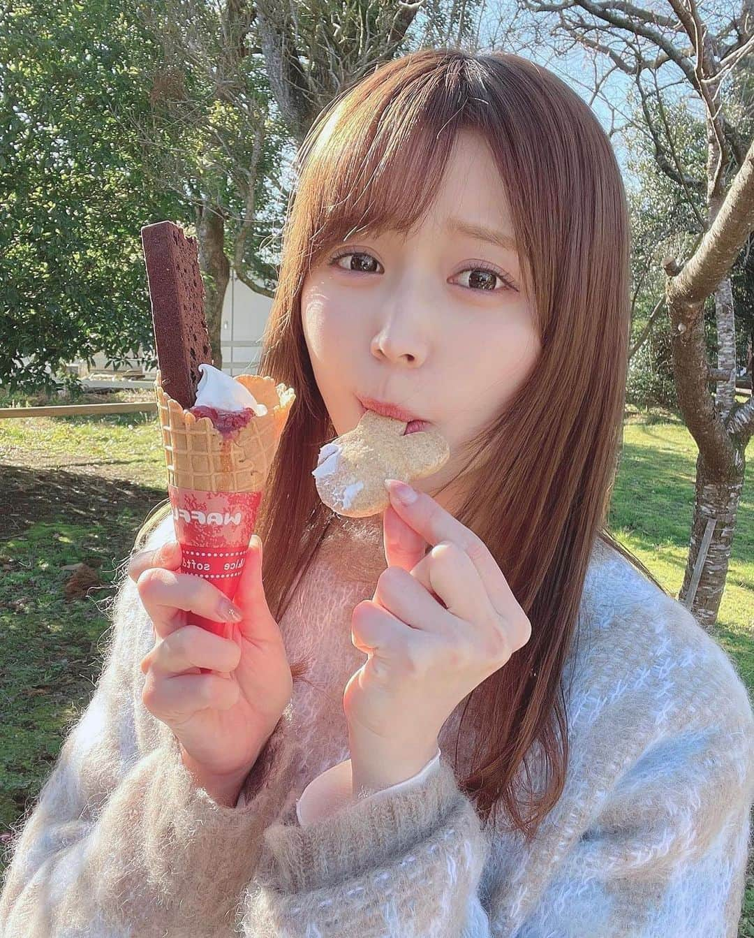 美女美容事情さんのインスタグラム写真 - (美女美容事情Instagram)「《ワッフルコーンアイス💝🍦》 *⁠ リポストを使って素敵な美女の投稿を紹介させて頂く【ビジョビ💄美女美容事情💅】のコーナーです✨ *⁠ 今回ご紹介させて頂きますのは!!👀❤︎⁠⠀ 小日向ゆかさん< @mogmog_yukappy >の素敵なお写真📸⁠⠀⁠⠀⁠⠀⁠ *⁠⠀⁠⠀⁠⠀⁠⠀ 甘いスイーツが似合う美女❣️🍰 可愛すぎて癒されまくりですね😚💕 *⠀⁠⠀⁠⠀⁠⠀⁠⠀ 小日向ゆかさん< @mogmog_yukappy > ⁠⠀⁠⠀⁠⠀⁠⠀ 素敵な投稿ありがとうございました☺️📸✨ *⠀⁠⠀⁠⠀⁠⠀⁠⠀ 小日向ゆかさんのアカウントには他にも素晴らしい投稿が沢山ありますので是非覗いてみてくださいね💁‍♀️💙⁠⠀⁠⠀⁠⠀⁠⠀ *⠀⁠⠀⁠⠀⁠⠀⁠⠀ △▼△▼△▼△▼△▼△▼△▼△▼△▼ ⁠⠀⁠⠀⁠⠀ ❤🧡💛「美女美容事情」💚💙💜⠀⠀⠀⠀⠀⠀⠀⠀⠀⠀⠀⠀⠀⠀⁠⠀⁠⠀⁠⠀⁠⠀⁠⠀ 👇掲載ご希望の方は👇⠀⠀⠀⠀⠀⠀⠀⠀⠀⠀⠀⠀⠀⠀⠀⁠⠀⁠⠀⁠⠀⁠⠀⁠⠀ @b_b_j.jタグ付けと🖤 #ビジョビ ⁠⠀ 🖤タグ付けお願いします✨⠀⠀⠀⠀⠀⠀⠀⠀⠀⠀⠀⠀⠀⠀⠀⁠⠀⁠⠀⁠⠀⁠⠀⁠⠀ △▼△▼△▼△▼△▼△▼△▼△▼△▼ ⁠⠀⁠ #小日向ゆか #ゆかっぴぃ #かわいい #ソフトクリーム #ワッフルコーン」4月14日 17時01分 - b_b_j.j