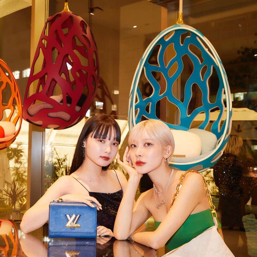 のインスタグラム：「「エスパス ルイ･ヴィトン 大阪」にて、フォンダシオン ルイ･ヴィトンが主催する“Hors-les-murs（壁を越えて）”プログラムの一環、「アルベルト･ジャコメッティ」展が6月25日（日）まで開催中✨ELLEが開催した読者招待イベントに、ELLEgirl UNIのメンバーも華やかなパーティスタイルで参加💐展覧会場での様子や「ルイ･ヴィトン」のアイテムを合わせたパーティスタイルを要チェック！  #louisvuitton #ルイヴィトン #ジャコメッティ展 #エスパスルイヴィトン大阪 #CollectionFLV #ellegirlpromotion」