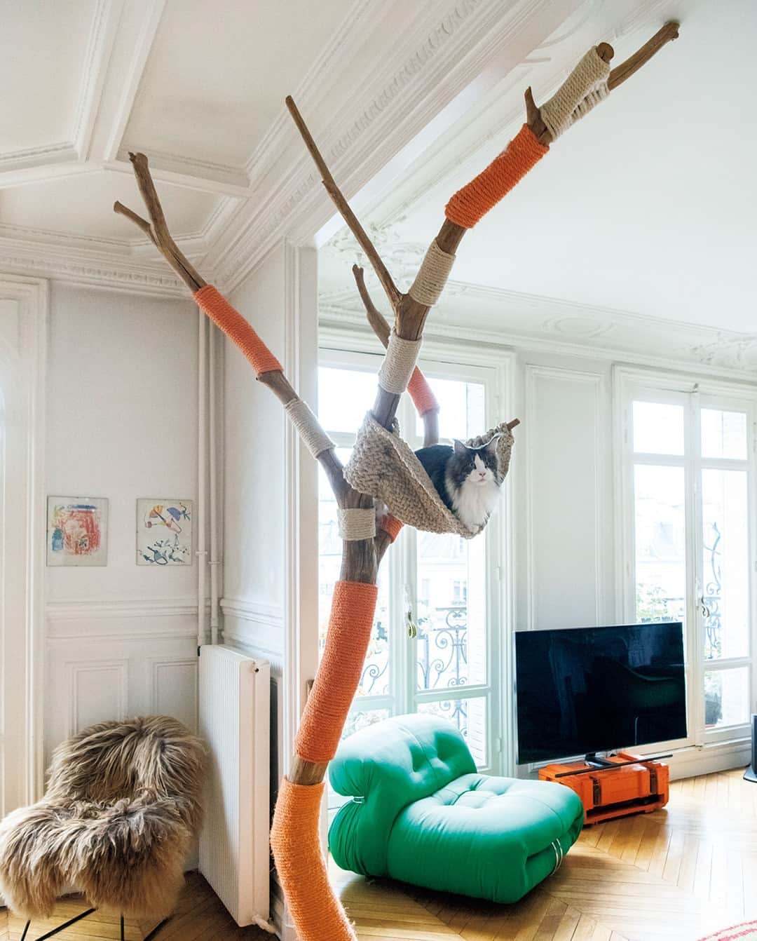 &Premium [&Premium] magazine.さんのインスタグラム写真 - (&Premium [&Premium] magazine.Instagram)「自然のフォルムを大胆に取り入れた、コリンヌさん（@madamecocotteparis）の家。木のオブジェは、パートナーのフィリップさんが猫のために作ったもの。バスルームにも、木の梯子を利用したタオルハンガーが。木戸美由紀さん（@kidoppifr）の本誌連載「&Paris」より。 photo : @mika_inoue_photography #andpremium #アンドプレミアム #センスのいい人がしていること #ingoodtaste #paris #interior #cattower #キャットタワー #キャットウォーク #リビング #バスルーム」4月14日 17時03分 - and_premium