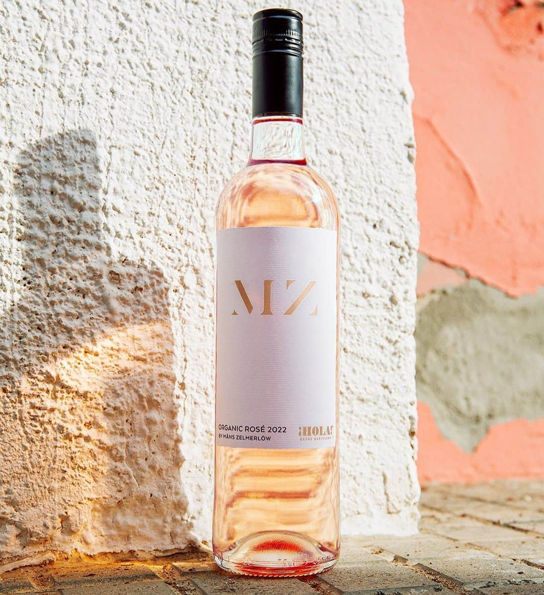 モンス・セルメルローのインスタグラム：「I samarbete med Hermansson & co //  Goda nyheter! 🌟 Nu finns mitt MZ Rosé att beställa hos Systembolaget igen efter några dagars frånvaro - på grund av ett tryckfel på etiketten. Art.nr 59620, pris 99 kr.  #mzwines #mzrose #mzrosé #rosewine #rosévin」