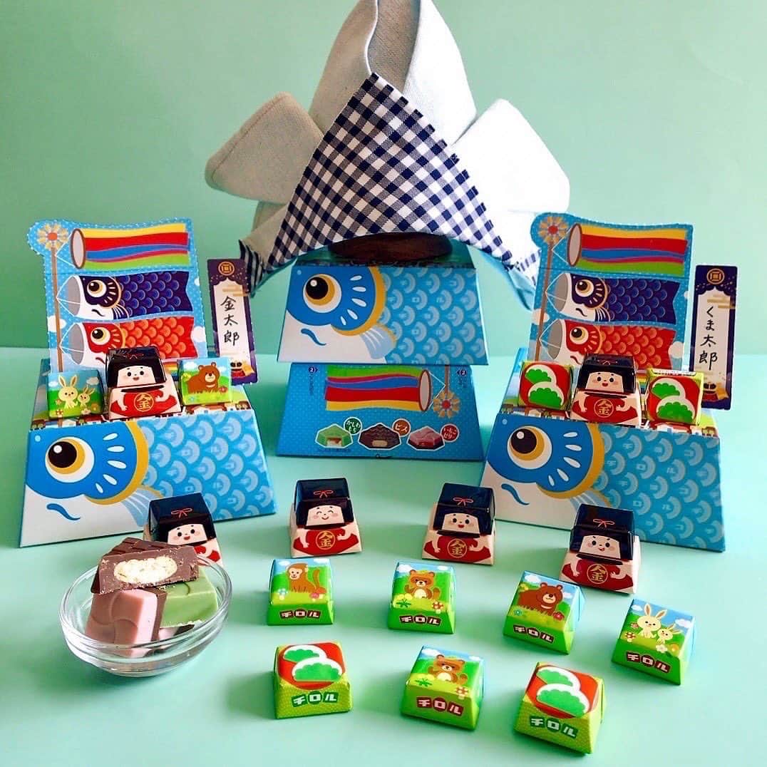 チロルチョコのインスタグラム：「🎏  ／ #新商品 情報⋆͛📢⋆ 5月5日の#こどもの日 を盛り上げる👦👧🎈 季節限定商品🛒 ＼  チロルチョコ新商品‼️ ビッグチロル〈こどもの日〉 のご紹介です- ̗̀📣  ┈┈┈┈┈┈┈┈┈┈ オリジナル名前旗付き🏳️ ͗ ͗ 組み立てて飾れるこどもの日 限定チロル🤩 ┈┈┈┈┈┈┈┈┈┈  こどもの日のお祝いにぴったりな個包装は全9種類👜  かわいらしい森の仲間たちの動物デザインが新たに加わりました🌳🦁  金太郎の顔の表情は3種類で、体と顔部分を重ね色々な組み合わせて楽しめる仕様になっています🪓👶💥🐻 ※金太郎の表情はランダムでの封入となります。  ┈┈┈┈┈┈┈┈┈┈ 気になるフレーバーは？︎︎︎︎☑︎ 限定フレーバー〈かしわもち〉 定番の〈ビス〉 〈いちごゼリー〉の3種類入り︎︎︎︎☑︎ ┈┈┈┈┈┈┈┈┈┈  「名前旗」には好きな名前を書き込めるようになっており、自分だけのオリジナルを楽しめますよ✌︎( ¨̮ )✌︎  ■発売日 2023年3月10日 全国で発売🛒  ※お取り扱いのない店舗もあります。 また、商品がなくなり次第、販売終了とさせて頂きます。  🗣💬 商品に関するご質問については、チロルチョコ公式HPお客様お問い合わせまでご連絡くださいませ🙇  ━━━━━━━━━━━━━━━  #tirol #tirolchoco #チロルチョコ #チロル #チョコレート #おやつタイム #chocolate  #おうちカフェ #おやつの時間  #chocolatelover  #shopチロルチョコ  ━━━━━━━━━━━━━━━」