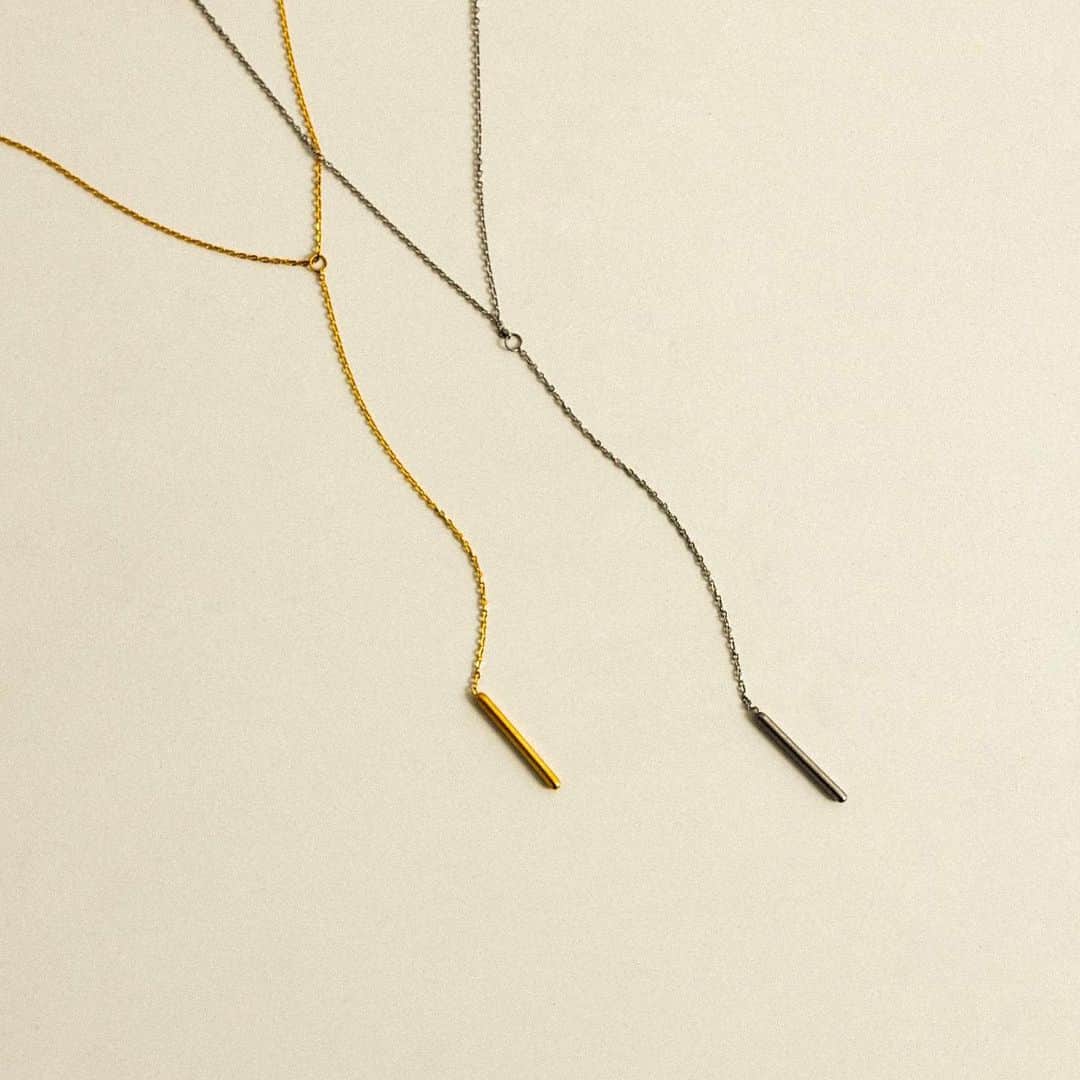 のインスタグラム：「［necklace］  316Lバーチェーンネックレス ¥2,750(tax incl.)  細やかなチェーンで仕立てた大人シルエットのY字デザインのネックレス。 サージカルステンレスを採用した金属アレルギーの方にも着けていただきやすいアイテムです。  #smellyjp#acc#accessory#pierce#earring#earcuff#ring#bracelet#bangle#necklace#hairaccessory ⁡」