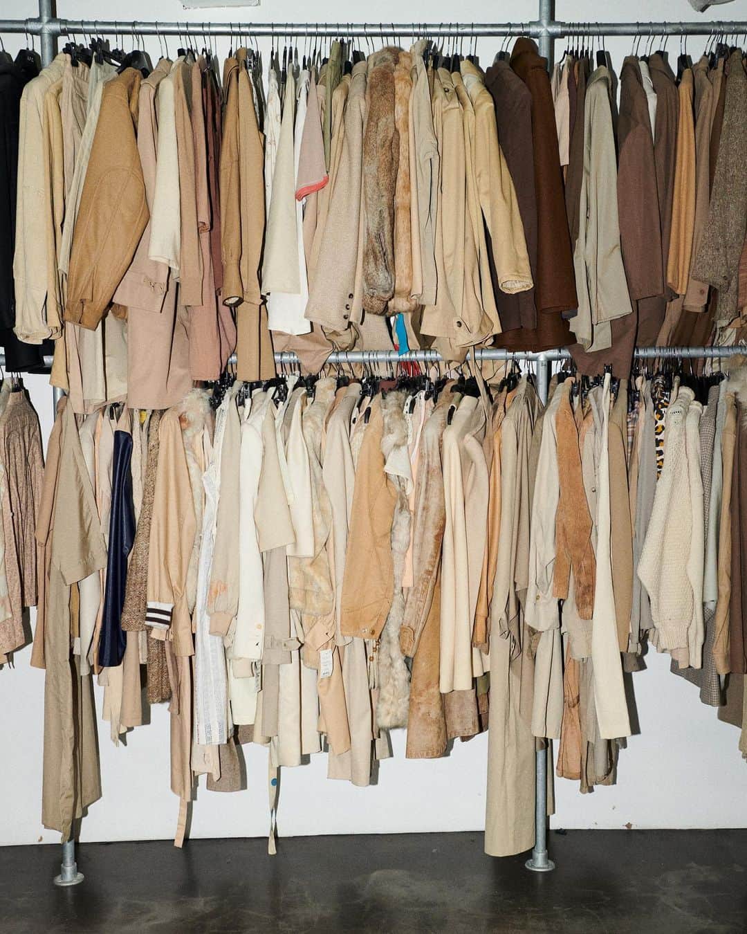 アーペーセーのインスタグラム：「Take a look inside the A.P.C. Archive located at Rue Royale in Paris.   Home to everything A.P.C., the Archive holds 36 years of the brand's history. Organized in a chromatic and non-logical way iconic ready-to-wear, shoes and accessories co-exist with previous interactions, inspiration pieces and brand relics.   #APCParis」