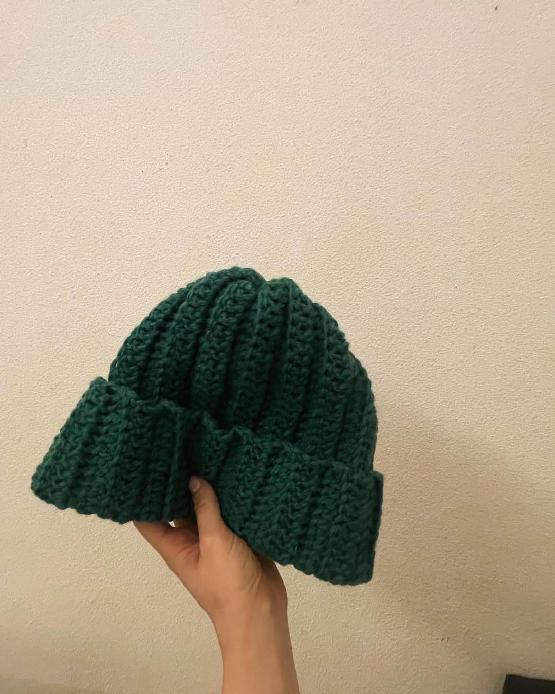 ジヒョン のインスタグラム：「손재주에 감탄과 고마움! 짱이쁜 초록모자 고마워 ..💚💚 어쩜 이리 잘 만들까요. 존경심 이 들어요 👍🏻 @kkwonsso_94」