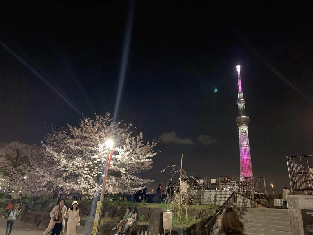 上野まなさんのインスタグラム写真 - (上野まなInstagram)「🌸🌸🌸  先日、林ももこちゃんと浅草隅田公園へ〜！  桜が満開の時に行けました☺️  夜桜もキレイだったなぁ🌸また行きたい！  #上野まな #林ももこ #浅草デート #墨田公園 #桜🌸 #東京スカイツリー #屋形船 #隅田川 #ぜんざい #おしるこ  #どっちだろう  #お餅追加しました😋 って、写真あがってなーい😂←追記」4月14日 17時08分 - managram18