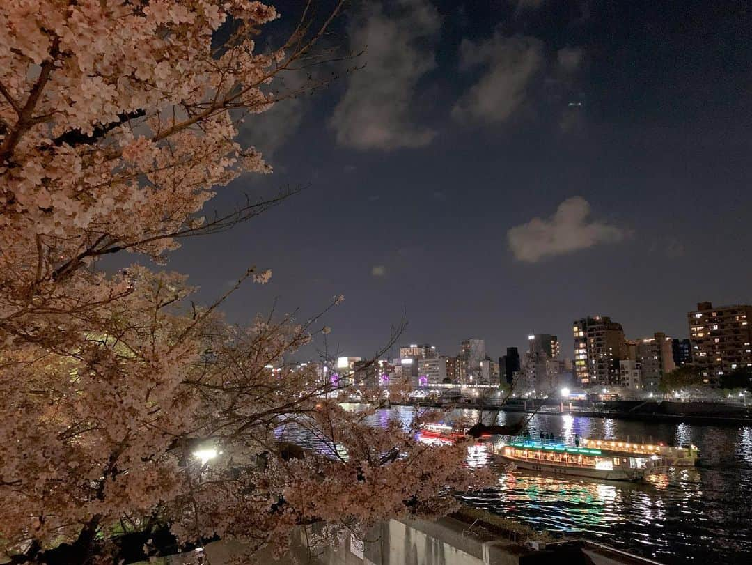 上野まなさんのインスタグラム写真 - (上野まなInstagram)「🌸🌸🌸  先日、林ももこちゃんと浅草隅田公園へ〜！  桜が満開の時に行けました☺️  夜桜もキレイだったなぁ🌸また行きたい！  #上野まな #林ももこ #浅草デート #墨田公園 #桜🌸 #東京スカイツリー #屋形船 #隅田川 #ぜんざい #おしるこ  #どっちだろう  #お餅追加しました😋 って、写真あがってなーい😂←追記」4月14日 17時08分 - managram18