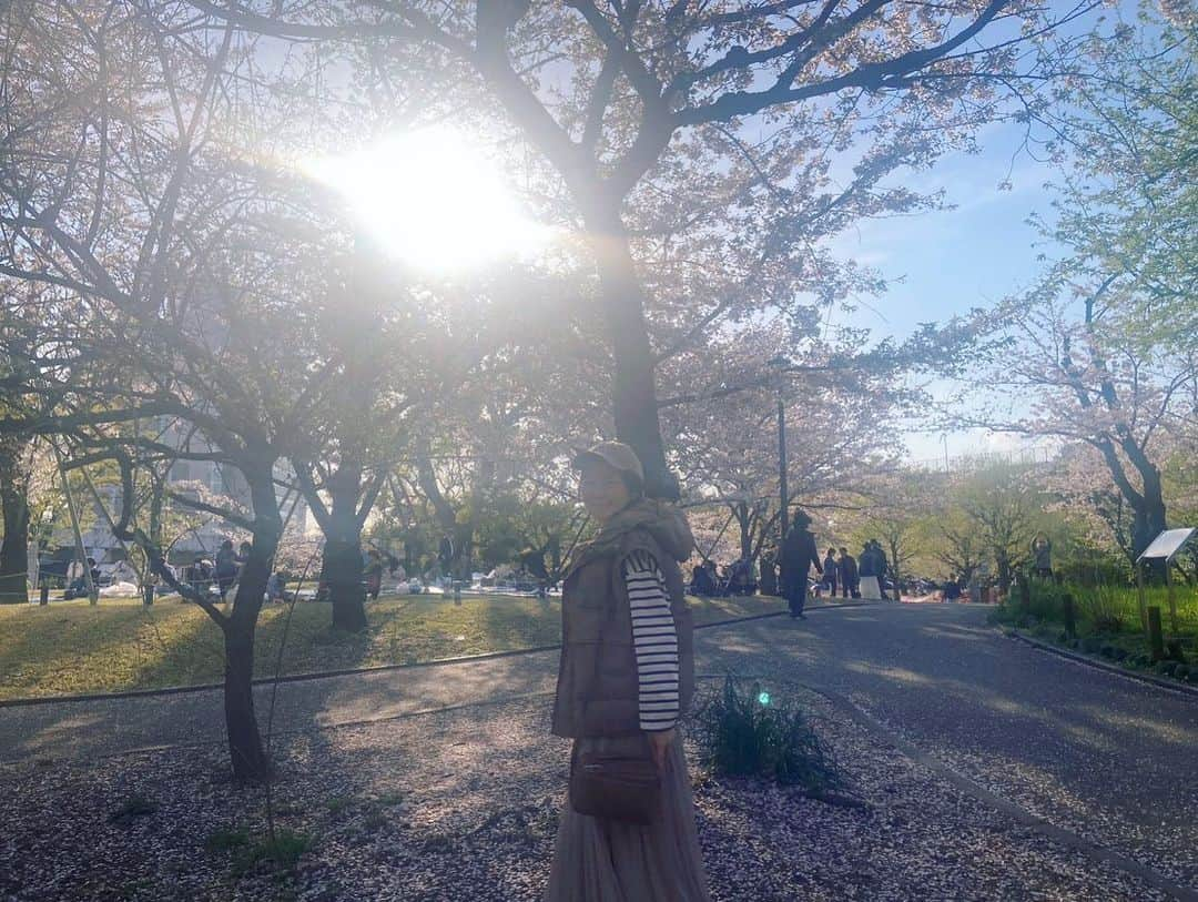 上野まなさんのインスタグラム写真 - (上野まなInstagram)「🌸🌸🌸  先日、林ももこちゃんと浅草隅田公園へ〜！  桜が満開の時に行けました☺️  夜桜もキレイだったなぁ🌸また行きたい！  #上野まな #林ももこ #浅草デート #墨田公園 #桜🌸 #東京スカイツリー #屋形船 #隅田川 #ぜんざい #おしるこ  #どっちだろう  #お餅追加しました😋 って、写真あがってなーい😂←追記」4月14日 17時08分 - managram18