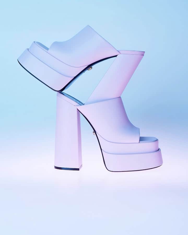 エルエヌシーシーのインスタグラム：「Stacks on stacks  Shop Versace now, on LN-CC」
