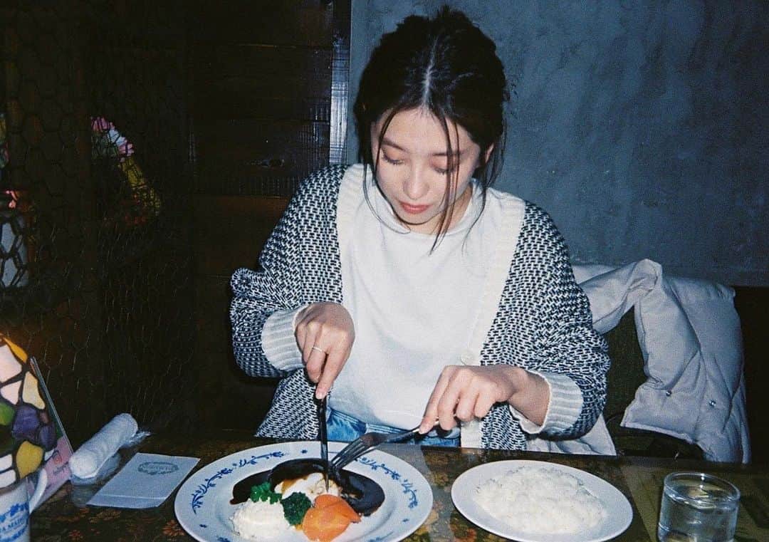 谷本琳音のインスタグラム：「撮り溜め写真で失礼っ  ご飯食べてるときがいちばん幸せよね😚🤍  私が子供の時から家族と行ってた大好きなお店 この日は母の服コーデ(笑)  #filmcamera #halfcamera  #フィルムカメラ #kodak #kodakh35  #マメゾン #名古屋グルメ #りおんごはん」