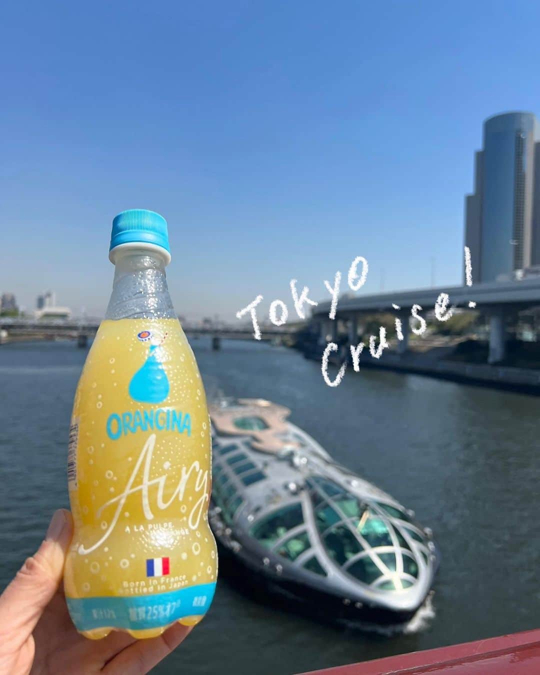 Orangina オランジーナ公式のインスタグラム：「こんにちは🇯🇵   パリの観光で思い浮かぶのは セーヌ川クルーズ🇫🇷 東京でも同じように 隅田川の東京クルーズが楽しめます🛳️   2019年8月４日（橋の日）に就航した〈エメラルダス〉は 漫画家の松本零士氏デザインのクルーズ船第３弾👍 「子供達が見て思わず乗ってみたい」と思う 未来的なデザインです✨   なんと船内のアナウンスは 「銀河鉄道999」「クイーンエメラルダス」のキャラクター 星野鉄郎とメーテル、エメラルダス達😍   嬉しい声と船内からの景色に テンションが上がります⬆️   浅草から出発。 隅田川にかかる吾妻橋から始まり 東京湾のレインボーブリッジまで🌈 13の橋の下を通って、お台場海浜公園に到着😊   ORANGINA Airyを飲みながら 東京クルーズを楽しみました🍊  #orangina #oranginaairy #france #soda #オランジーナ #フランス生まれ #炭酸飲料 #フランス #オレンジ #休憩 #withオランジーナ #tokyo #tokyocruise #東京クルーズ #浅草 #隅田川 #エメラルダス #松本零士 #銀河鉄道999 #お台場 #お台場海浜公園 #橋 #レインボーブリッジ #seine」