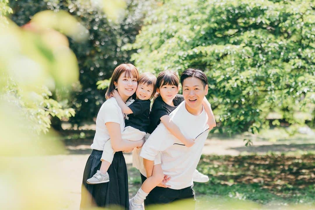 川島菜月のインスタグラム：「. . . 近くにカラスの集団がいて威嚇されながらも プロの力でとびっきりの笑顔を作ってもらいました😆 . ブログに載せてない写真も載っけてるよ✨ . .  . #家族写真」