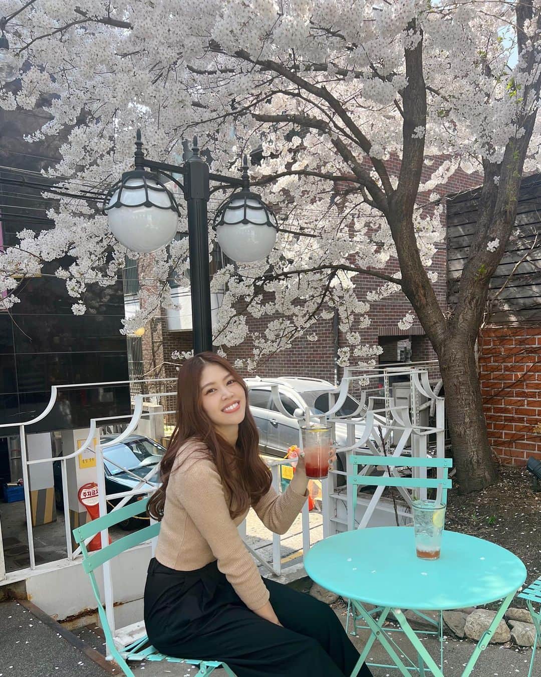 吉岡久美子さんのインスタグラム写真 - (吉岡久美子Instagram)「、 今年桜満開の期間 韓国旅行に行ってたんだけど 韓国も桜満開でめっちゃ見れた🥺🌸  ほんまに綺麗やったぁ🥺 天気もずっと良くてむしろ暑かった！  テラスのカフェ最高☺️❤️ 、 、 、 #つぼみ大革命 #つぼみ #吉本 #よしもと #アイドル #idol #大阪 #東京 #神戸 #ライブ #instagood #いいね #フォローミー #桜 #花見 #お花見 #韓国旅行」4月14日 17時29分 - kuunyaaan