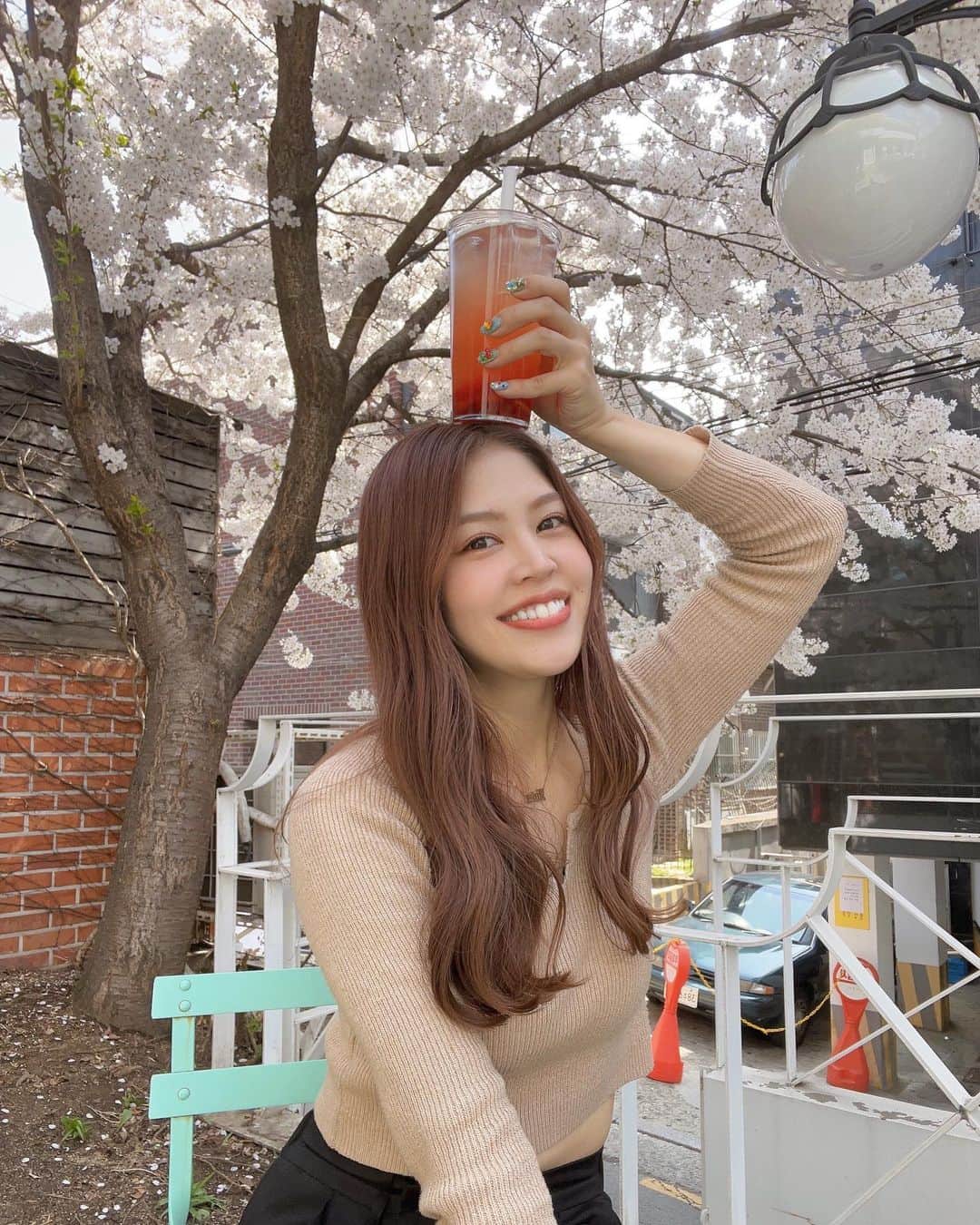 吉岡久美子のインスタグラム：「、 今年桜満開の期間 韓国旅行に行ってたんだけど 韓国も桜満開でめっちゃ見れた🥺🌸  ほんまに綺麗やったぁ🥺 天気もずっと良くてむしろ暑かった！  テラスのカフェ最高☺️❤️ 、 、 、 #つぼみ大革命 #つぼみ #吉本 #よしもと #アイドル #idol #大阪 #東京 #神戸 #ライブ #instagood #いいね #フォローミー #桜 #花見 #お花見 #韓国旅行」